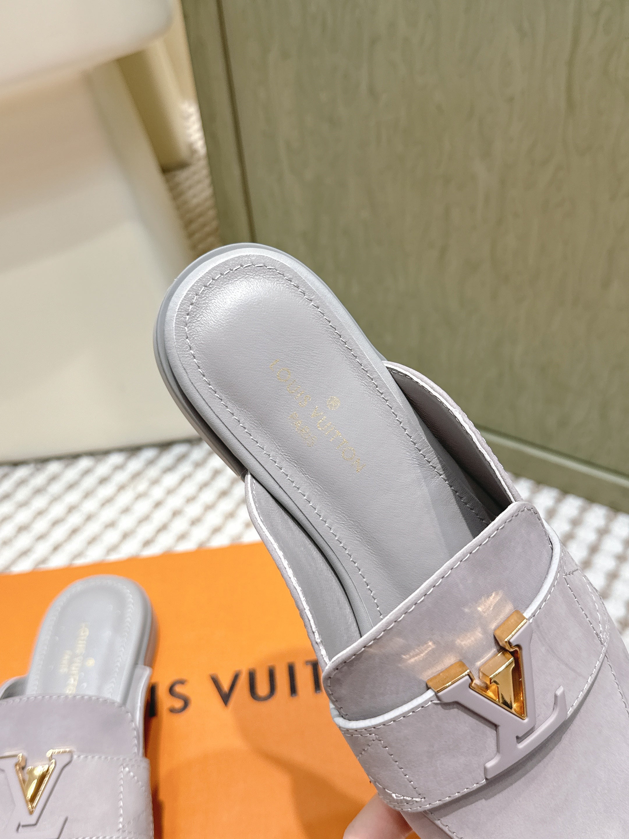LV 26ss Mule Gray Suede 657811