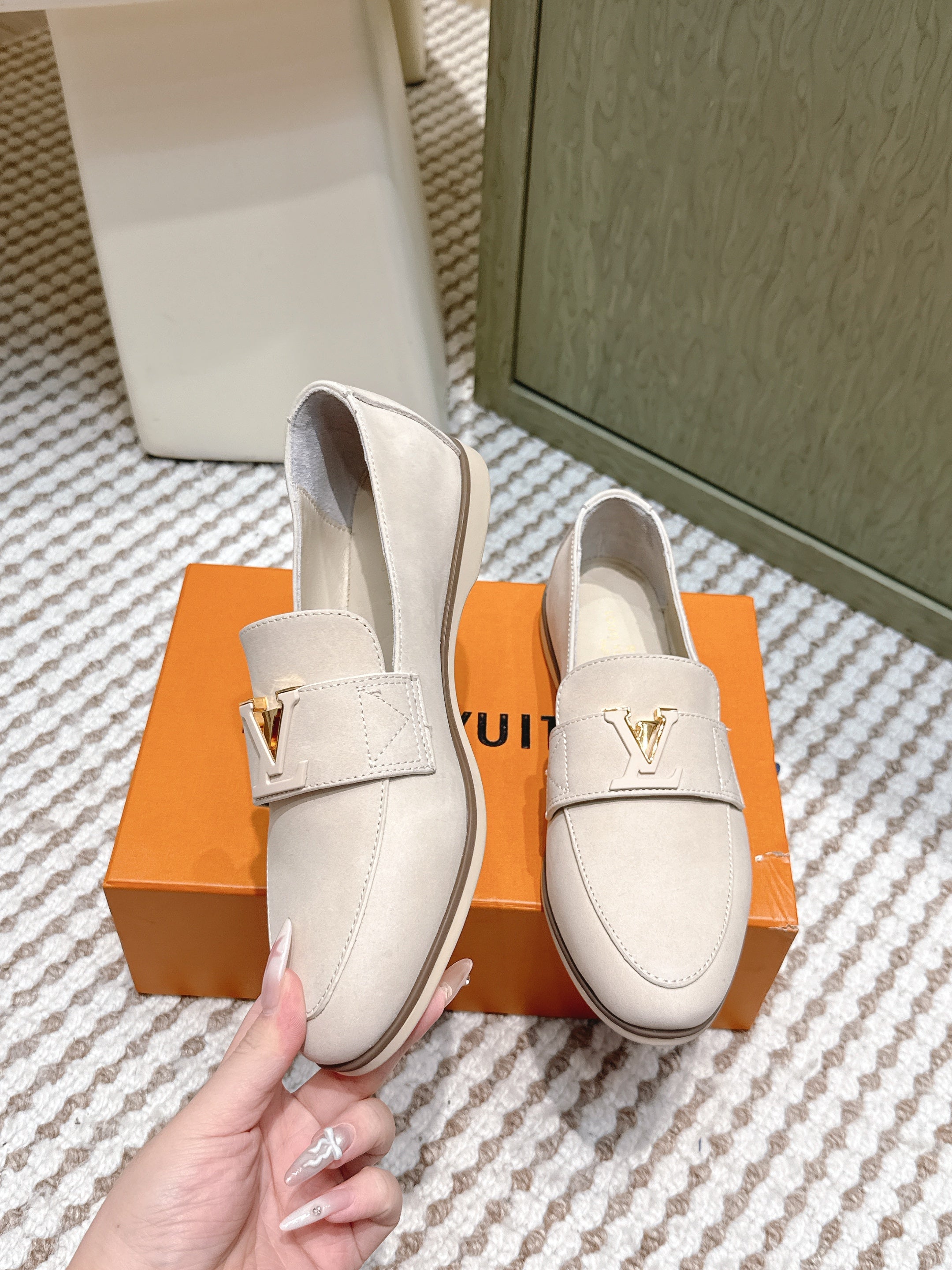 LV 26ss Loafers Beige Suede 657817