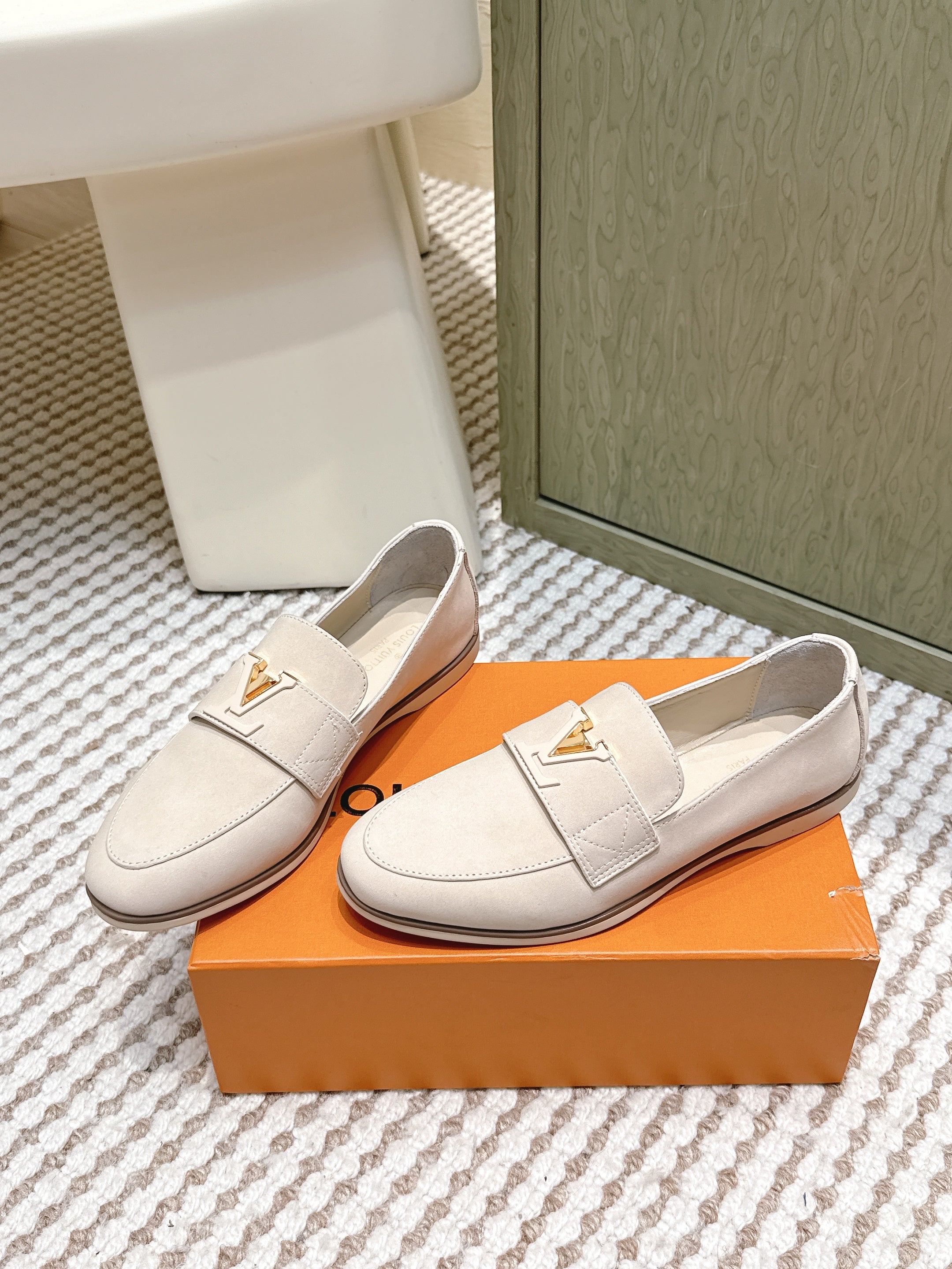 LV 26ss Loafers Beige Suede 657817