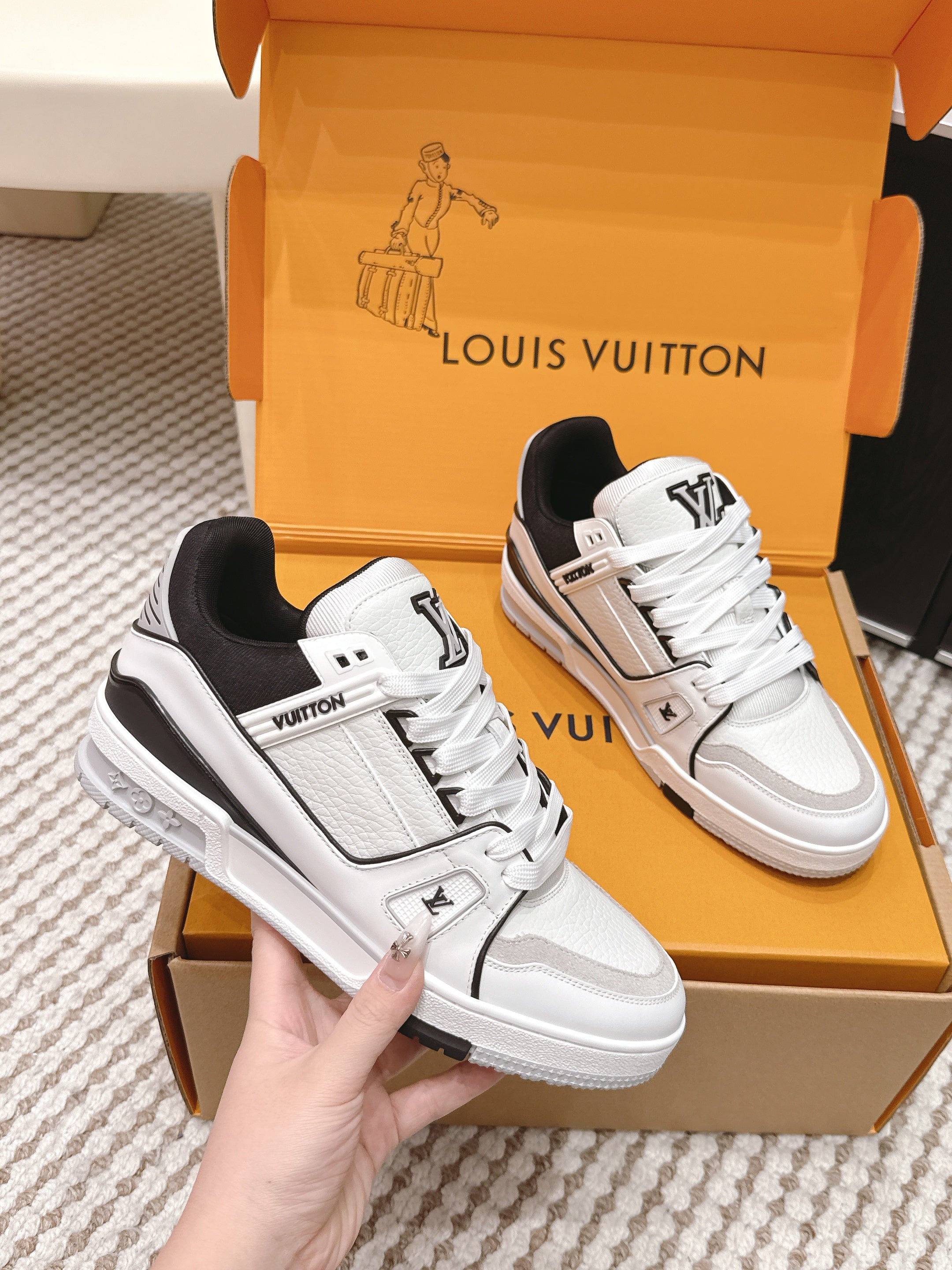 LV 26ss Trainer Sneakers White Black Cowhide 657928