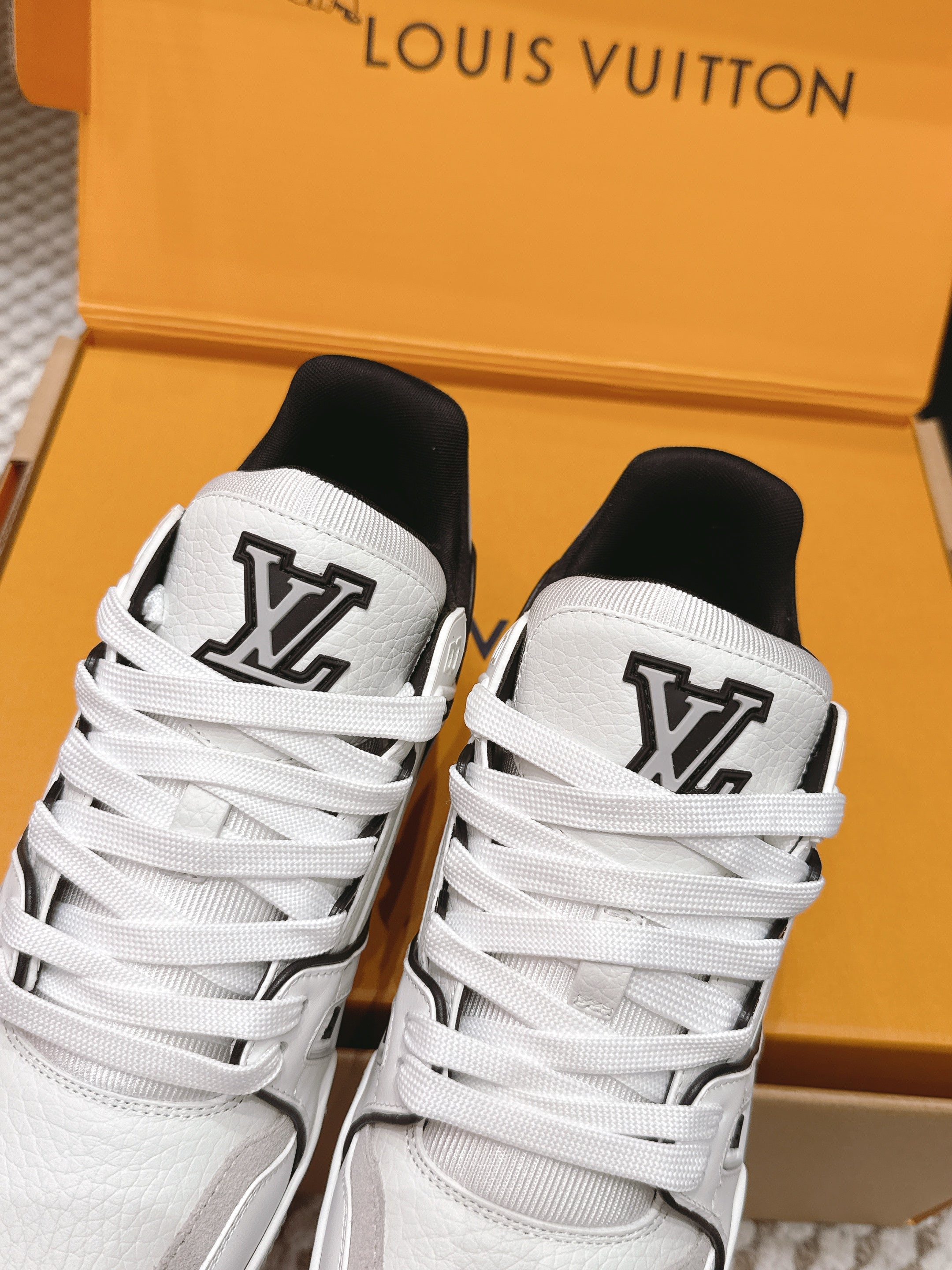 LV 26ss Trainer Sneakers White Black Cowhide 657928