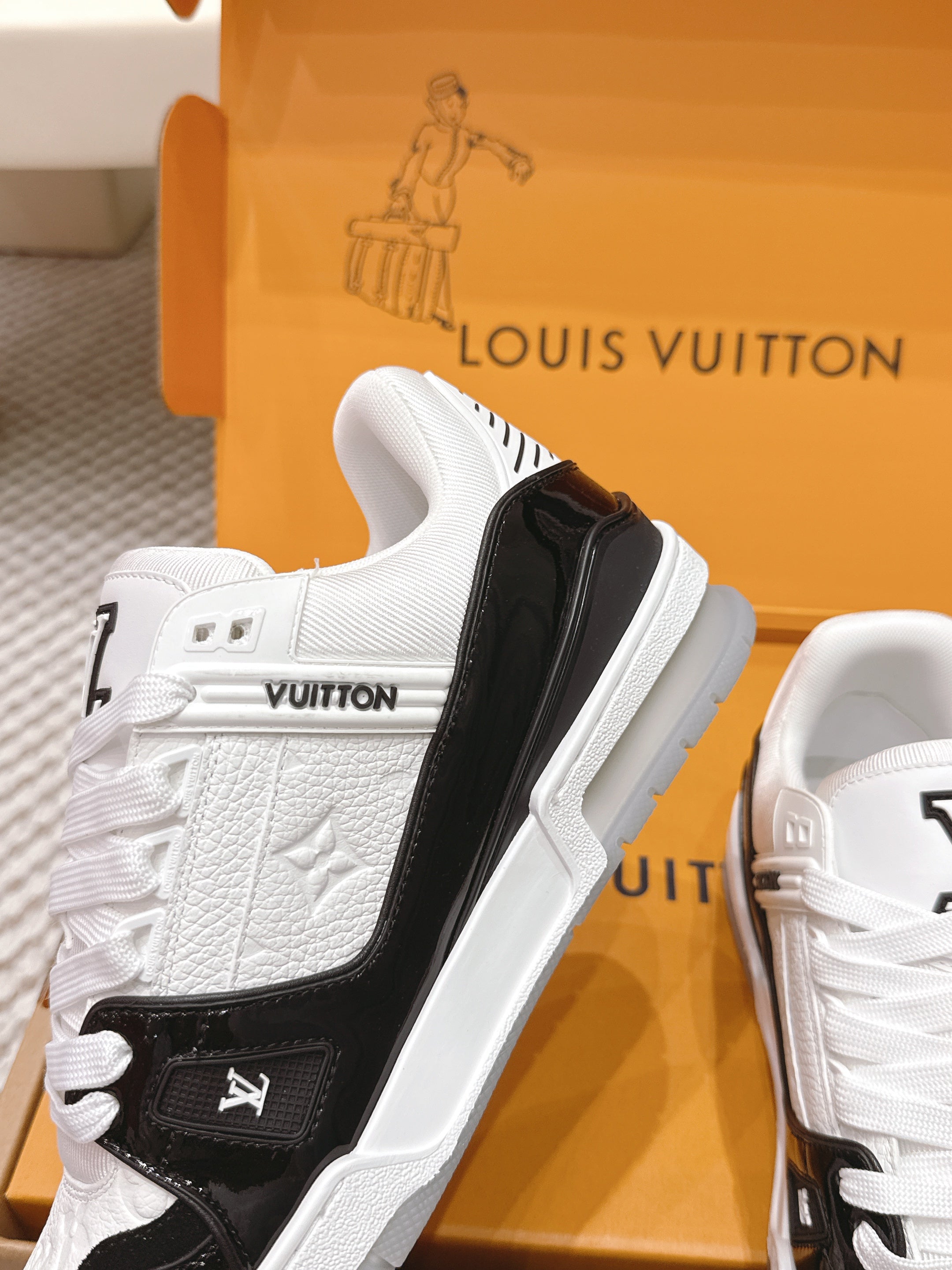 LV 26ss Trainer Sneakers White Black Patent Leather Cowhide 657929