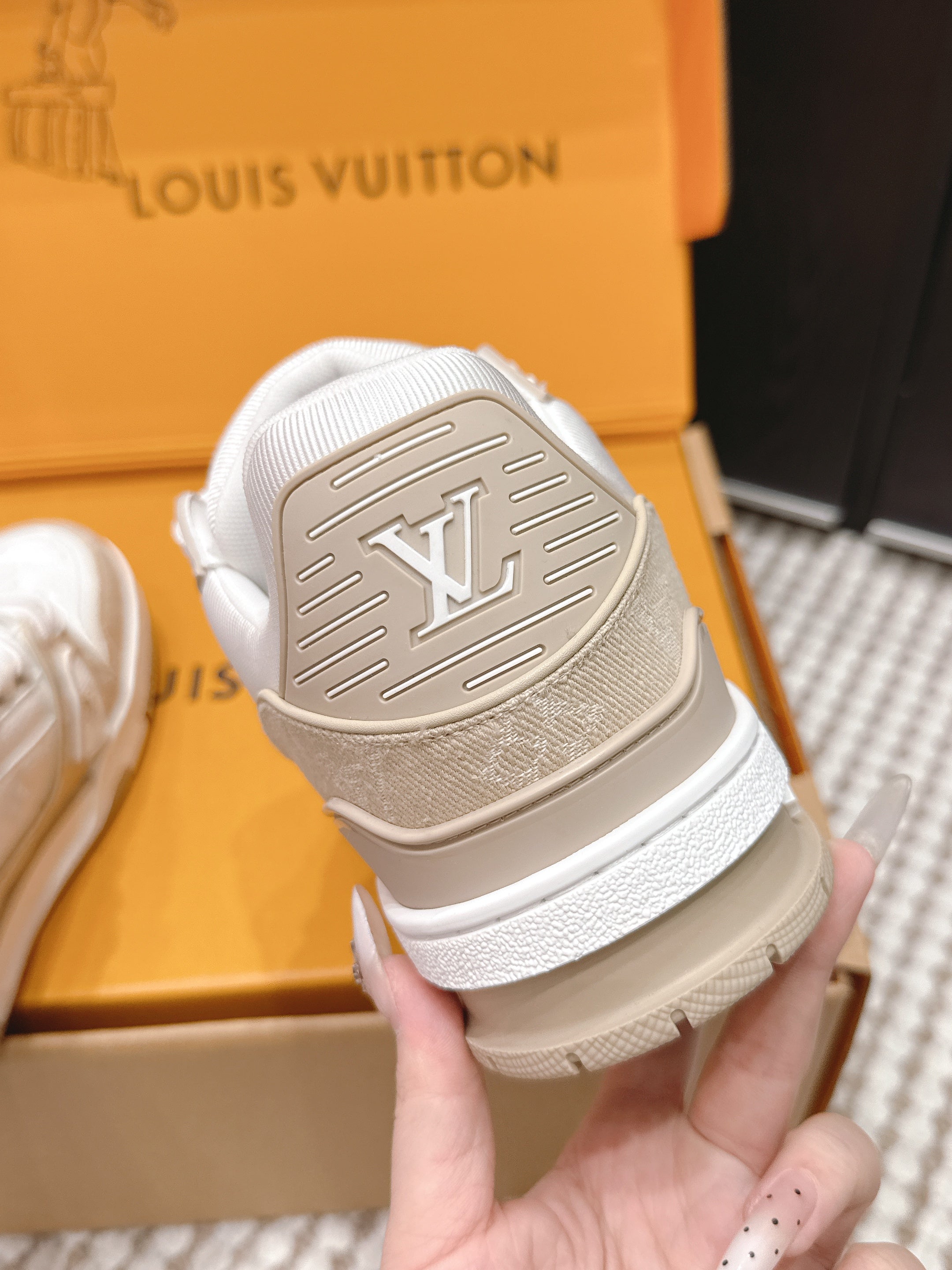 LV 26ss Trainer Sneakers White Beige Suede Cowhide 657930