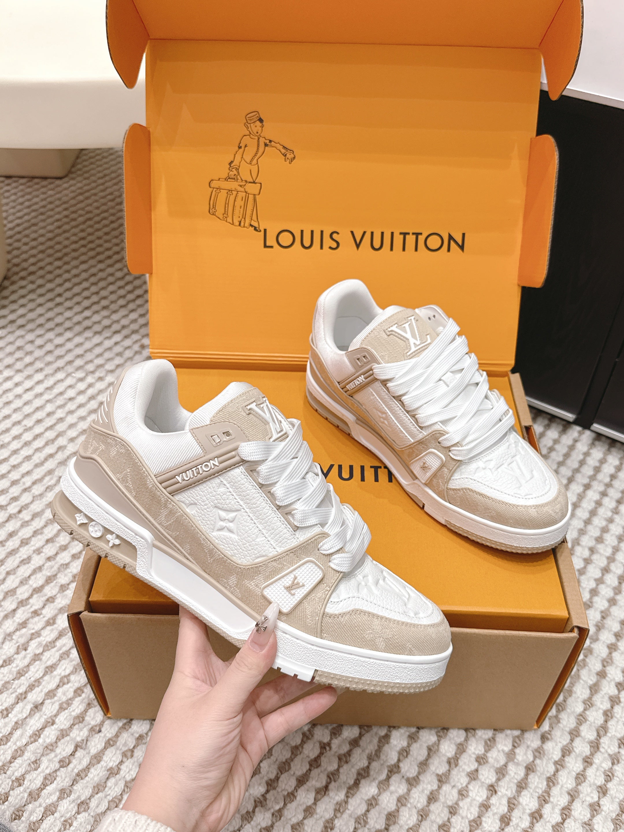 LV 26ss Trainer Sneakers White Beige Suede Cowhide 657930