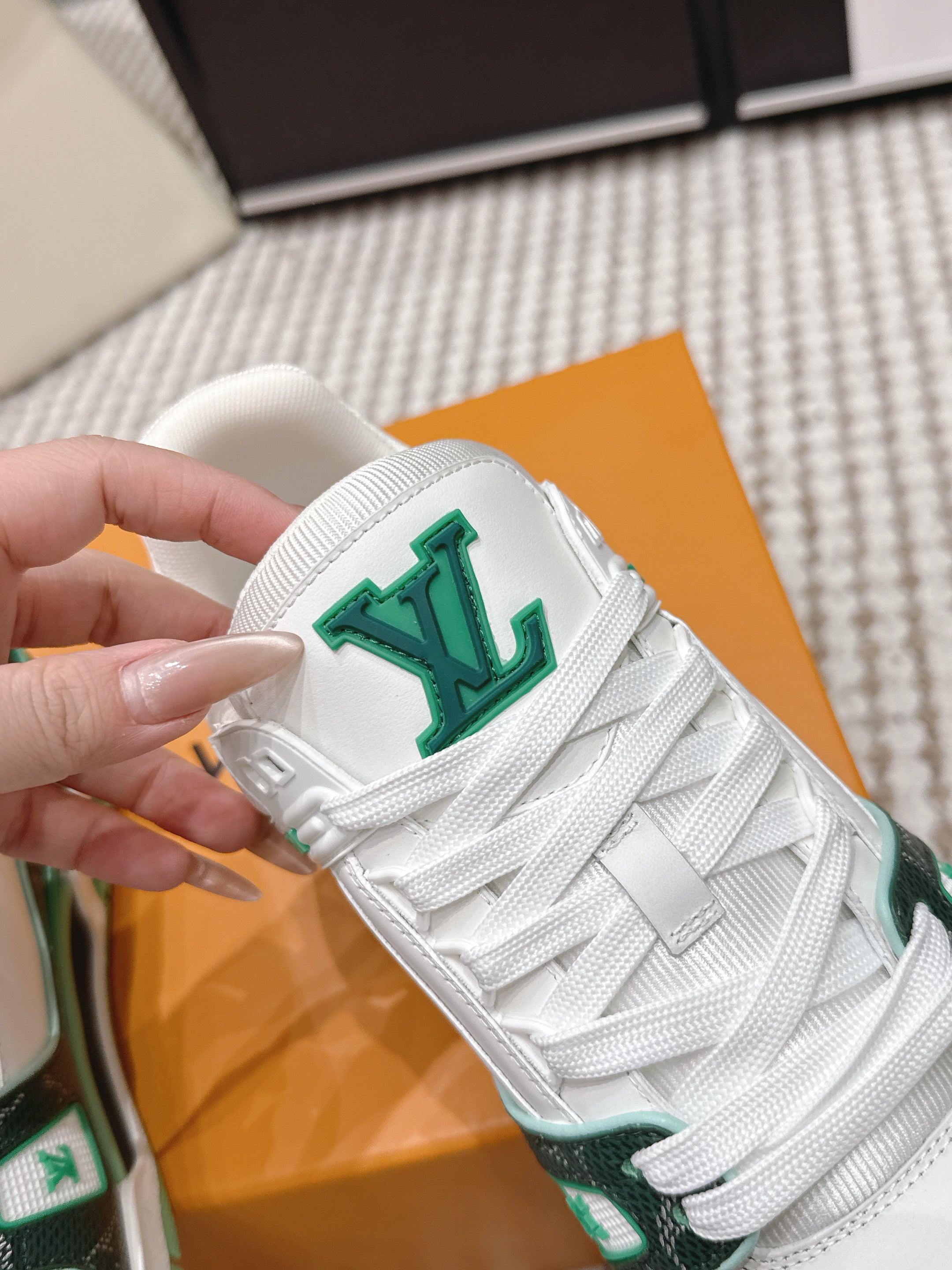 LV 26ss Trainer Sneakers White Dark Green Cowhide 632427
