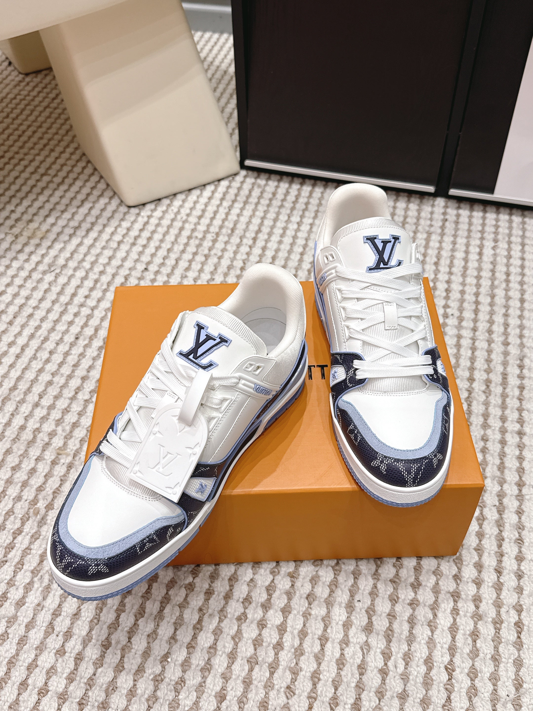 LV 26ss Trainer Sneakers White Navy Blue Cowhide 632428