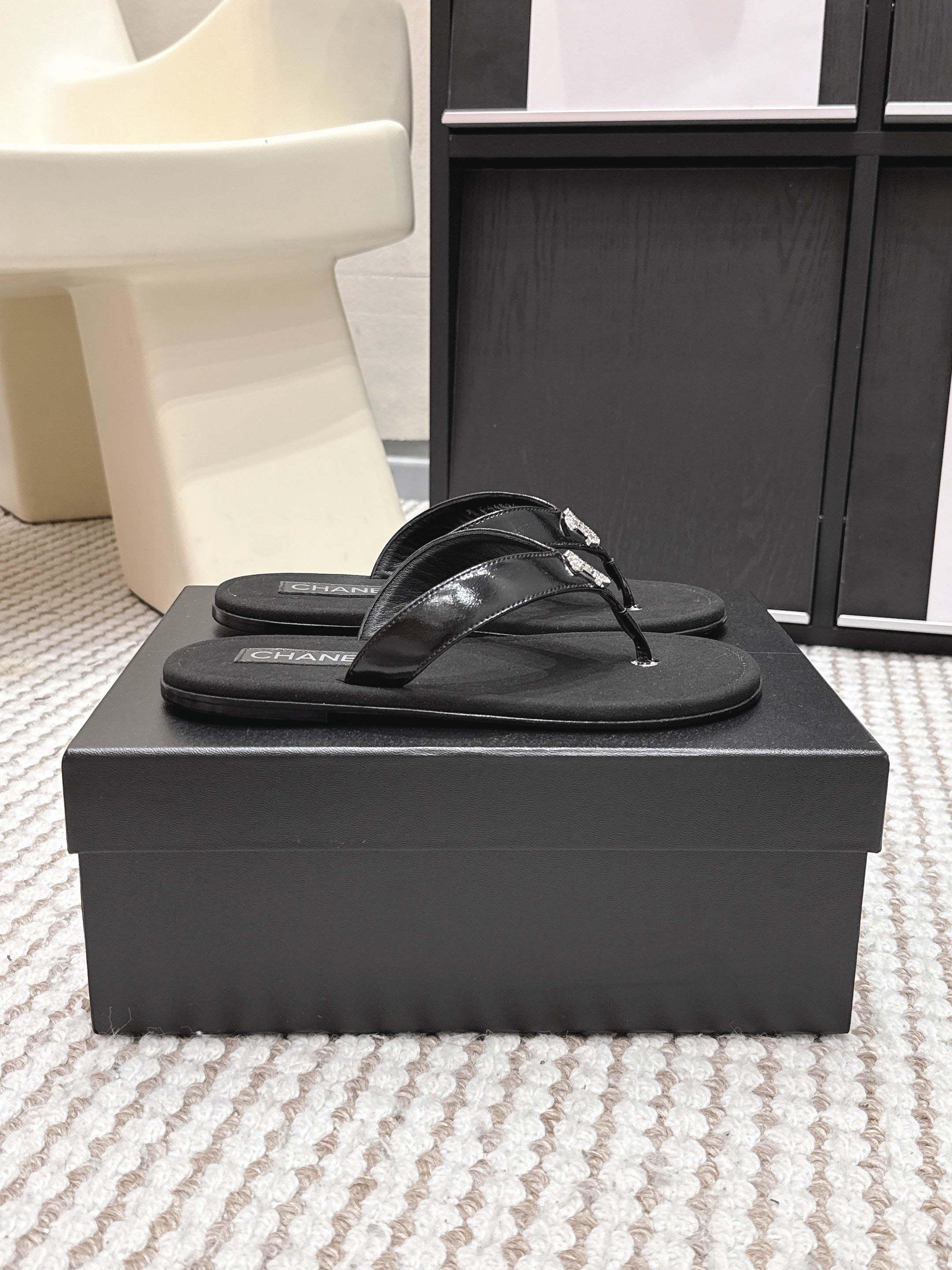 CC 26s Thong Sandals Black Suede Sheepskin 632352