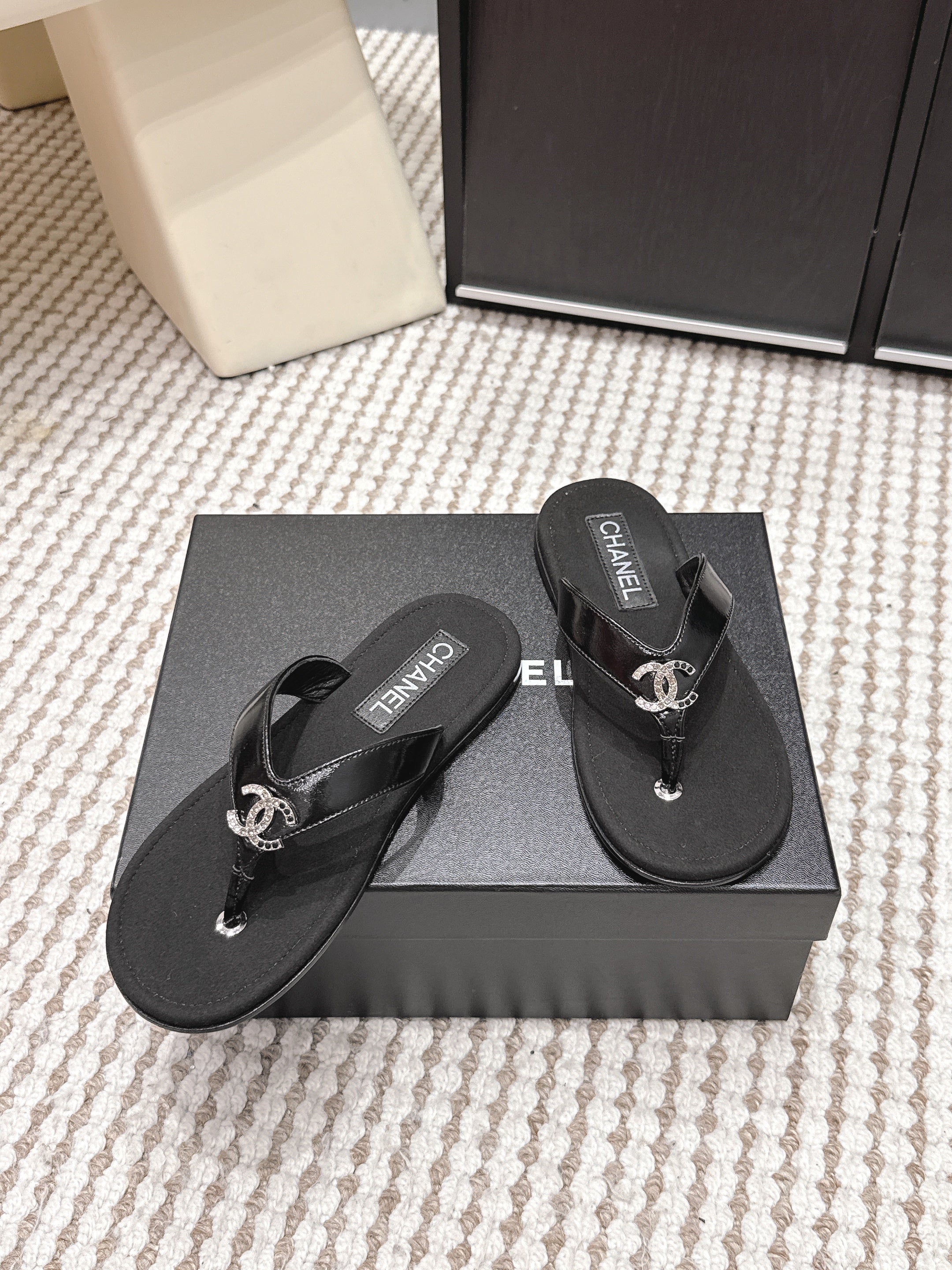 CC 26s Thong Sandals Black Suede Sheepskin 632352
