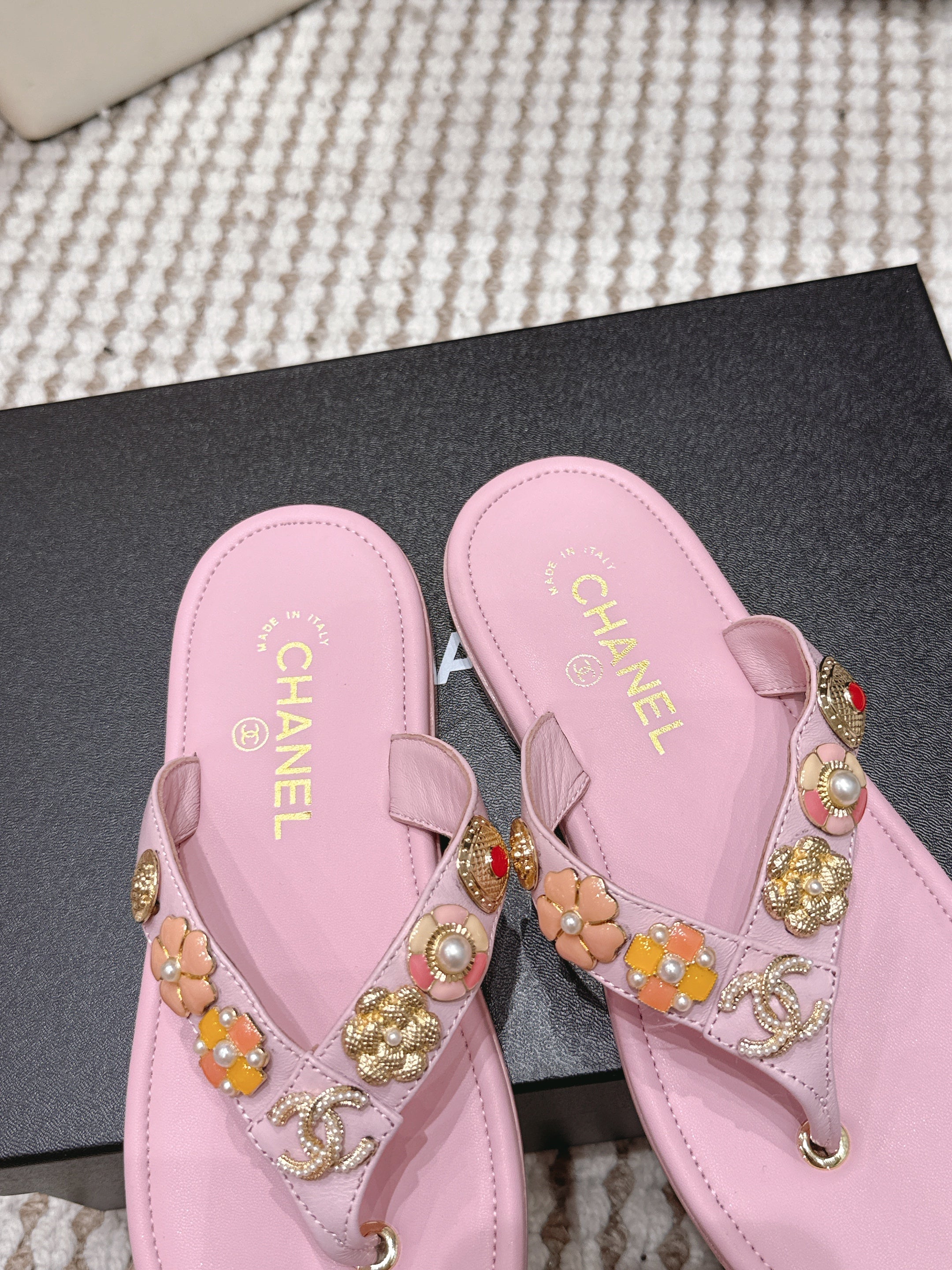 CC 26s Thong Sandals Pink Sheepskin Multicolor Charm 632362