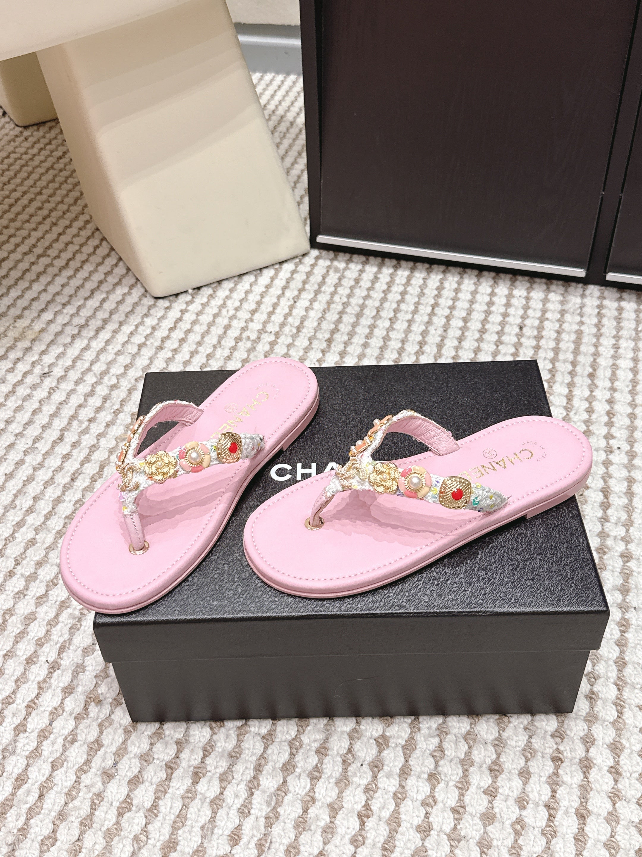 CC 26s Thong Sandals Light Pink Sheepskin Gold Charm 632367