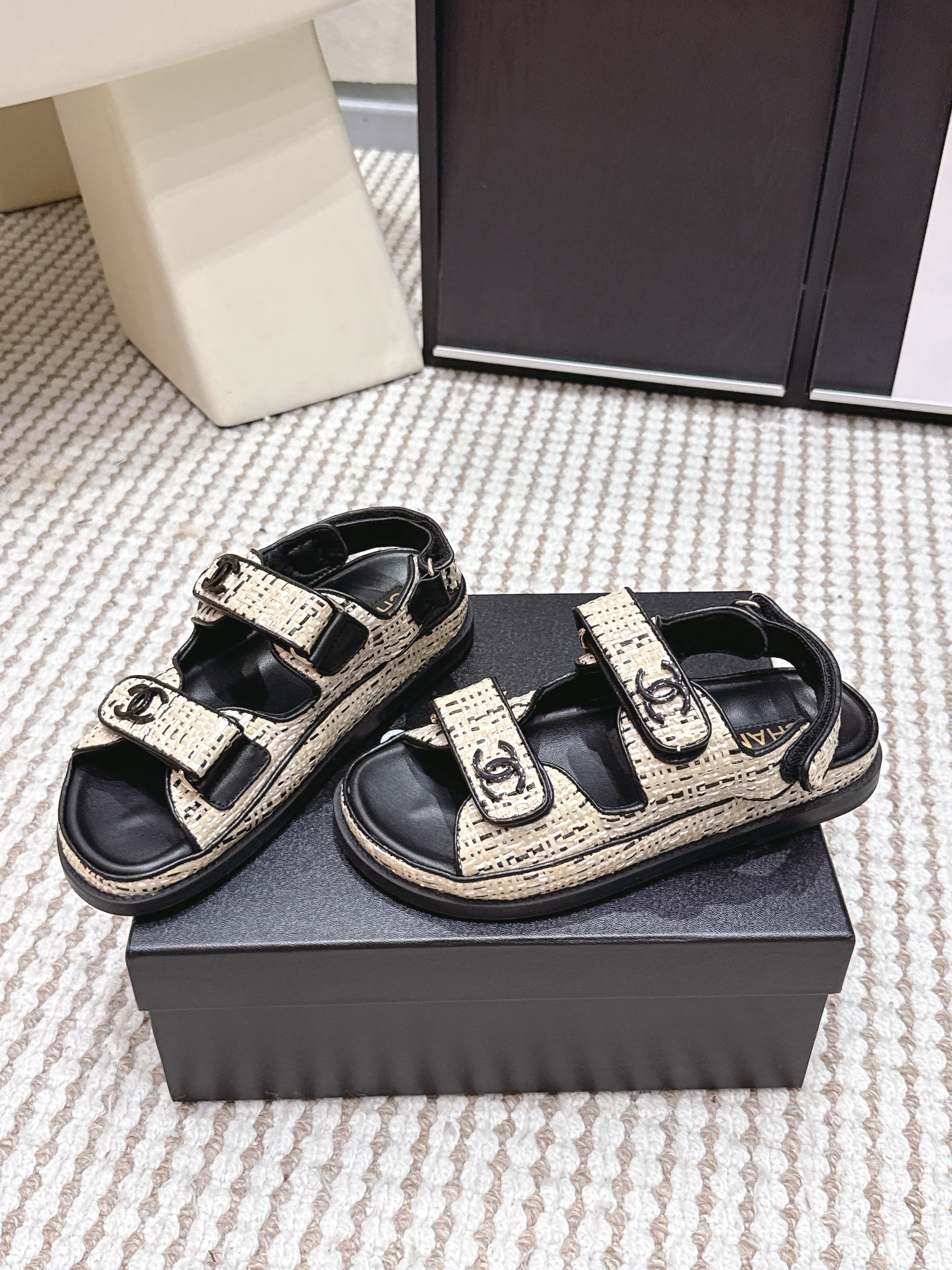 CC 26s Sandals Black Beige Leather Raffia 632400