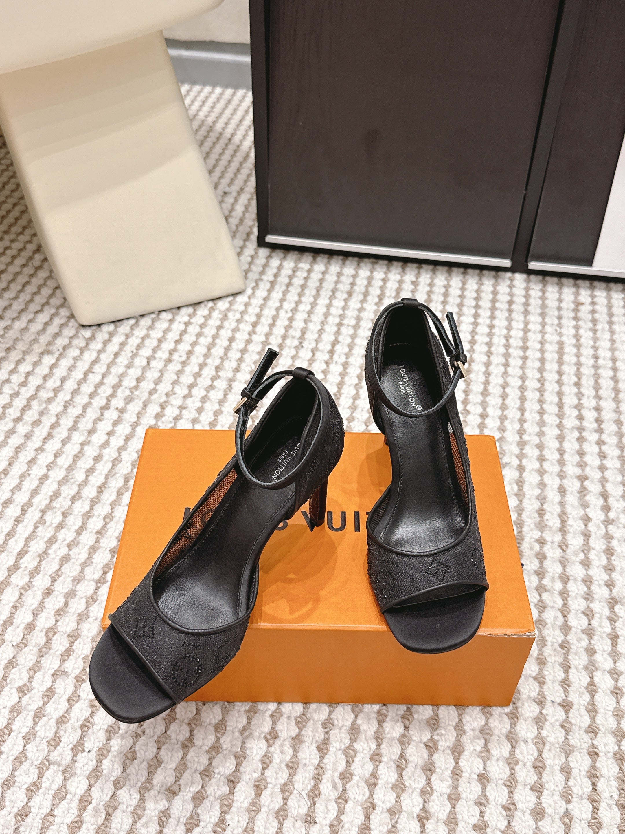 LV 26ss Peep-Toe Sandals 85 Black Mesh 663222