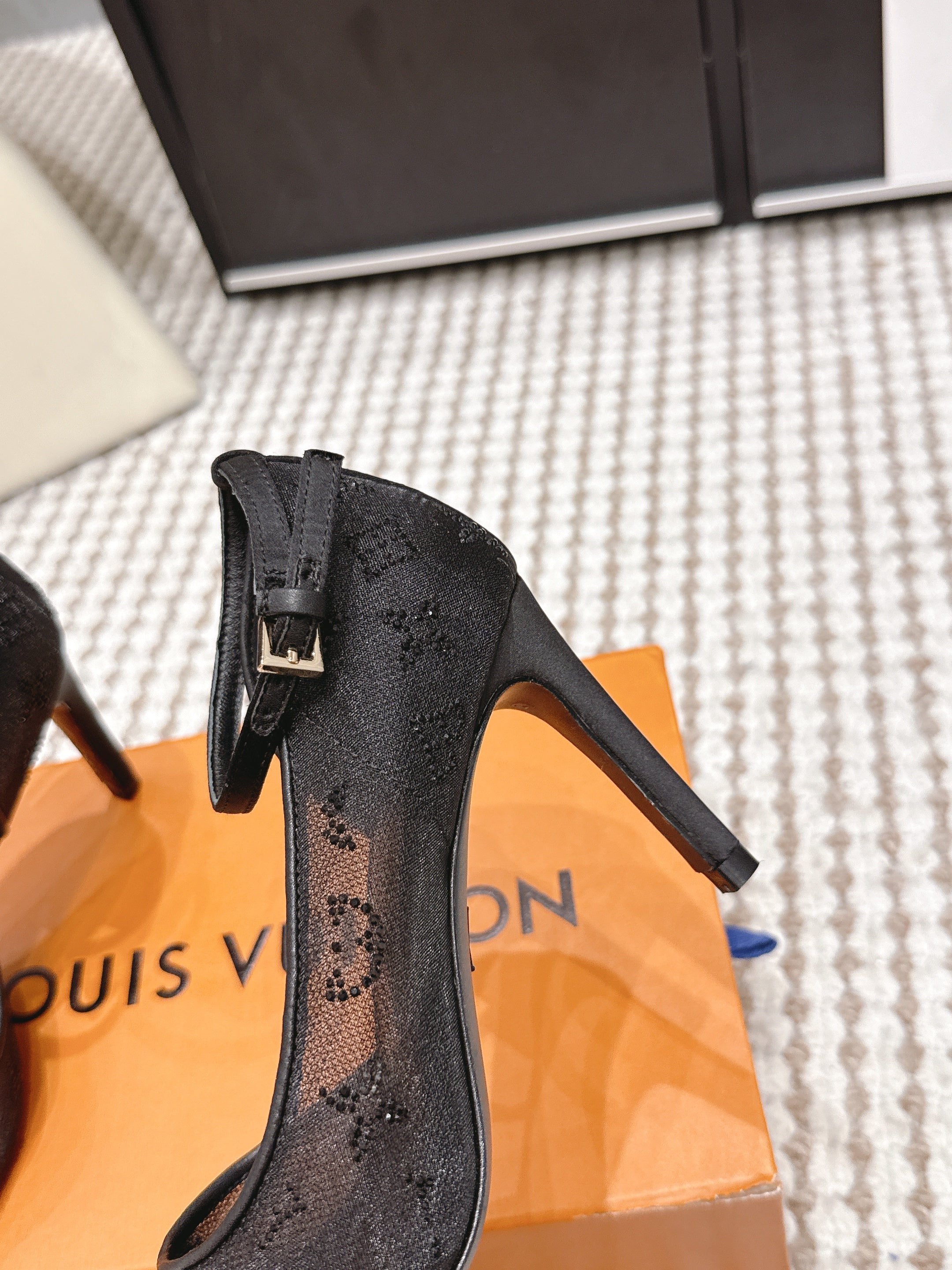 LV 26ss Peep-Toe Sandals 85 Black Mesh 663222