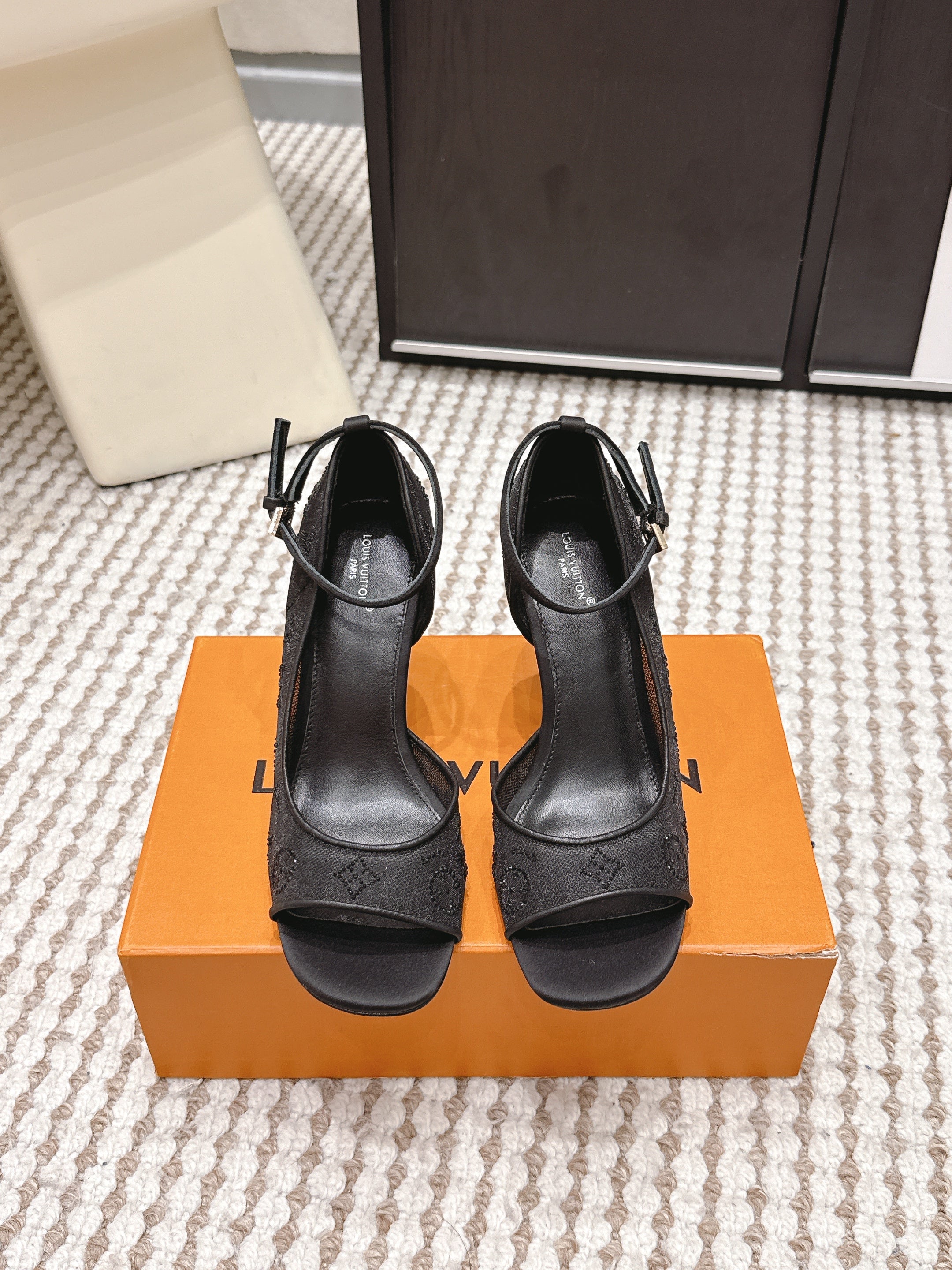 LV 26ss Peep-Toe Sandals 85 Black Mesh 663222