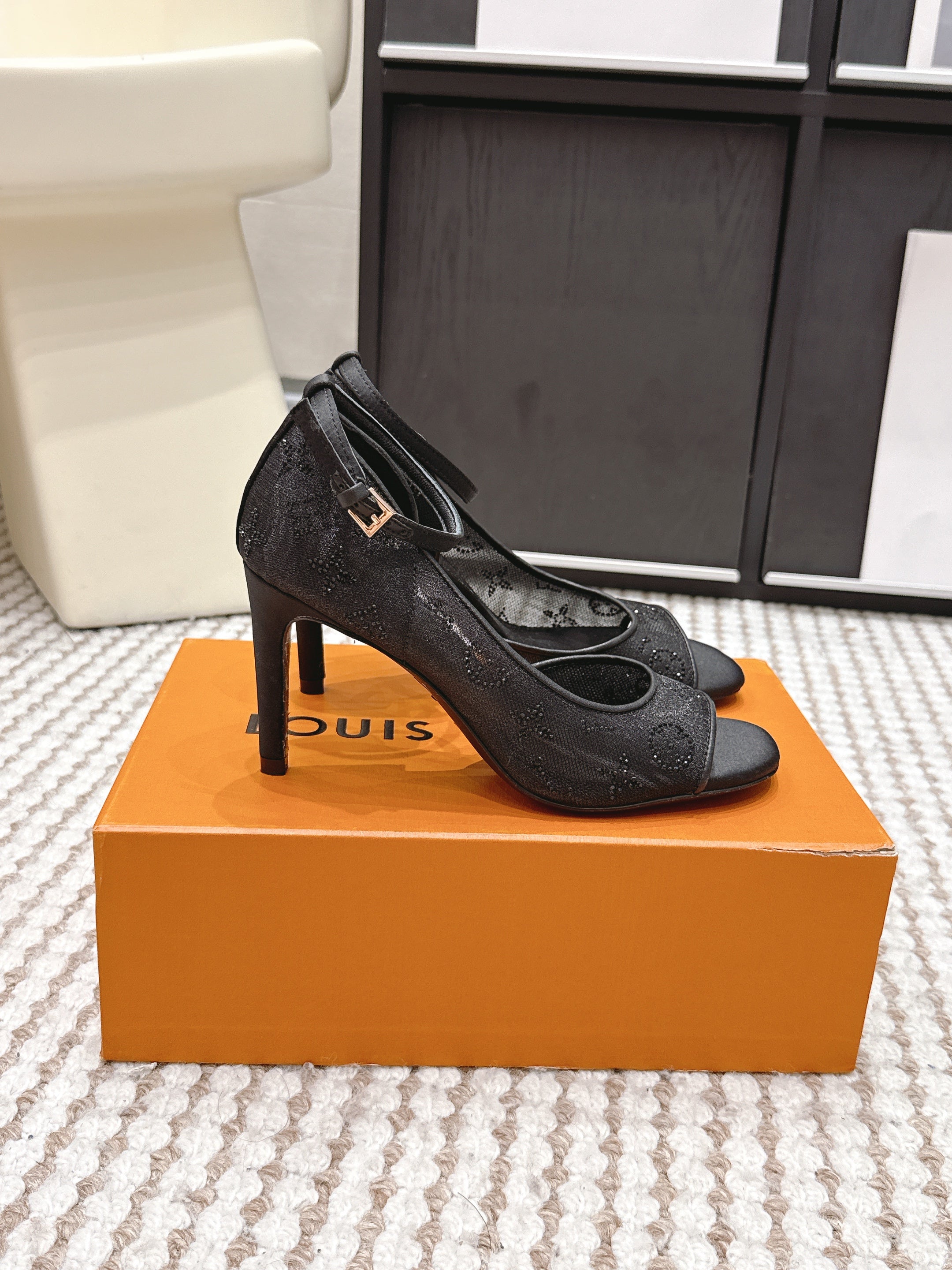 LV 26ss Peep-Toe Sandals 85 Black Mesh 663222