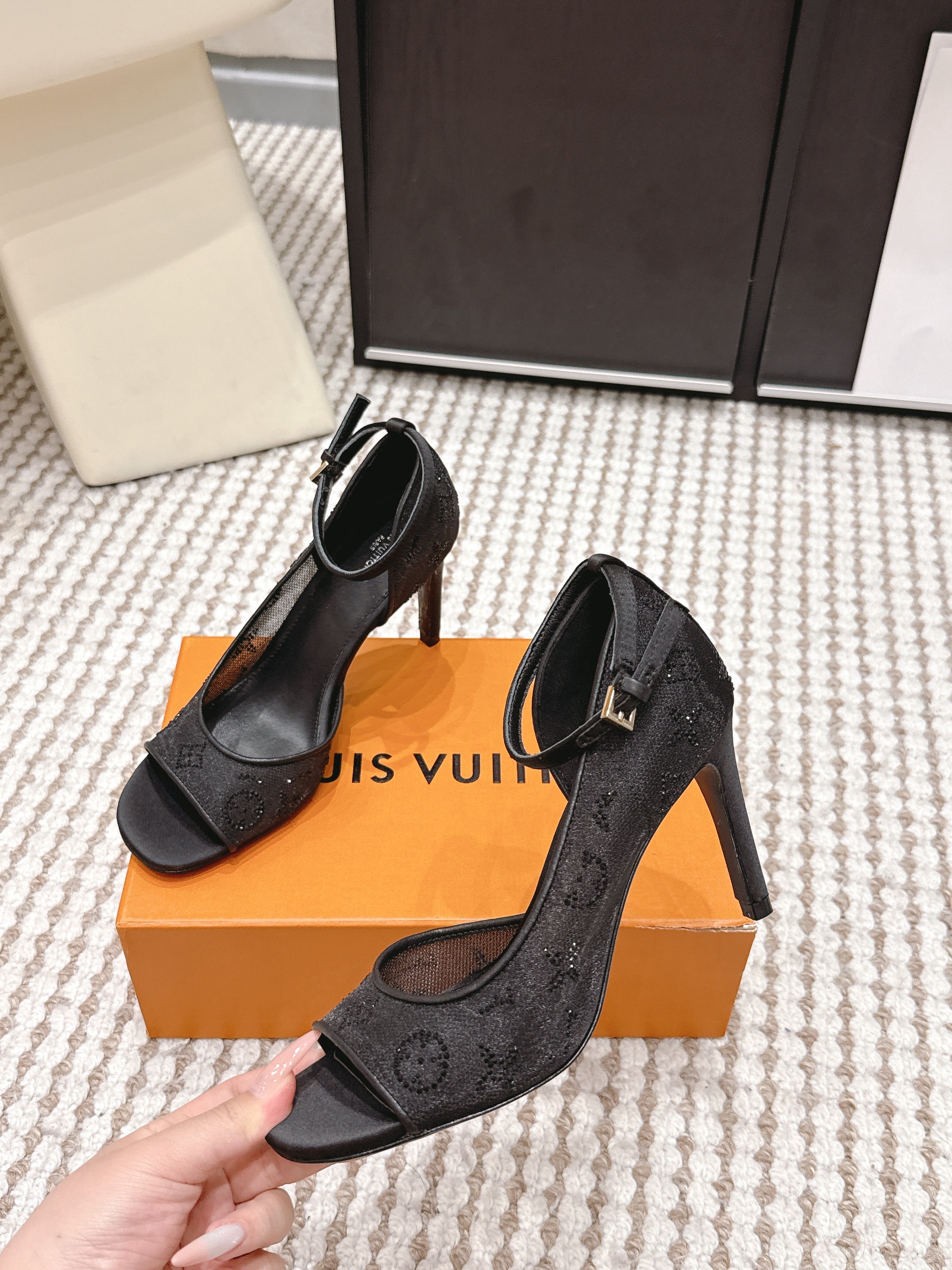 LV 26ss Peep-Toe Sandals 85 Black Mesh 663222