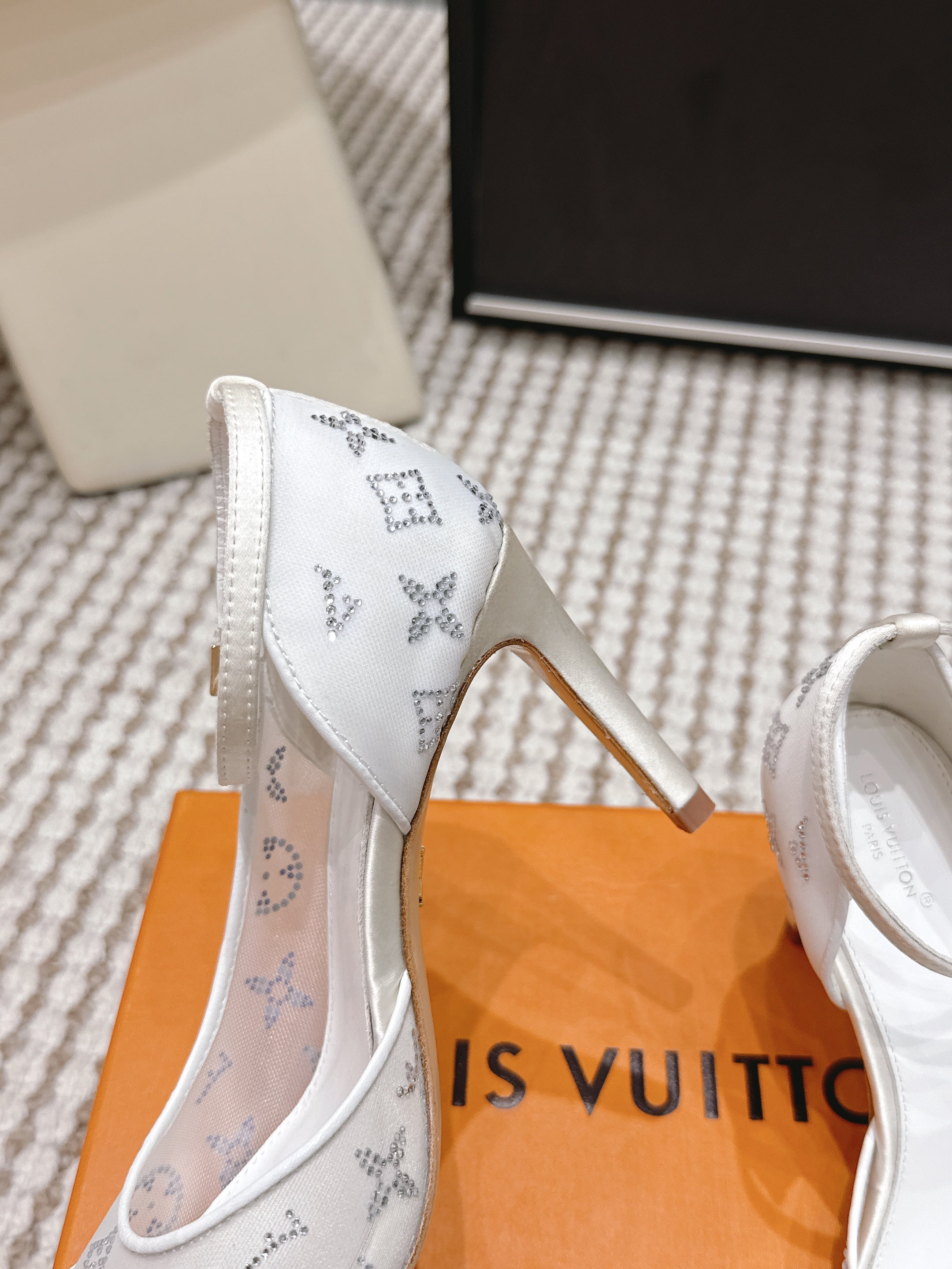 LV 26ss Peep-Toe Sandals 85 White Mesh 663223