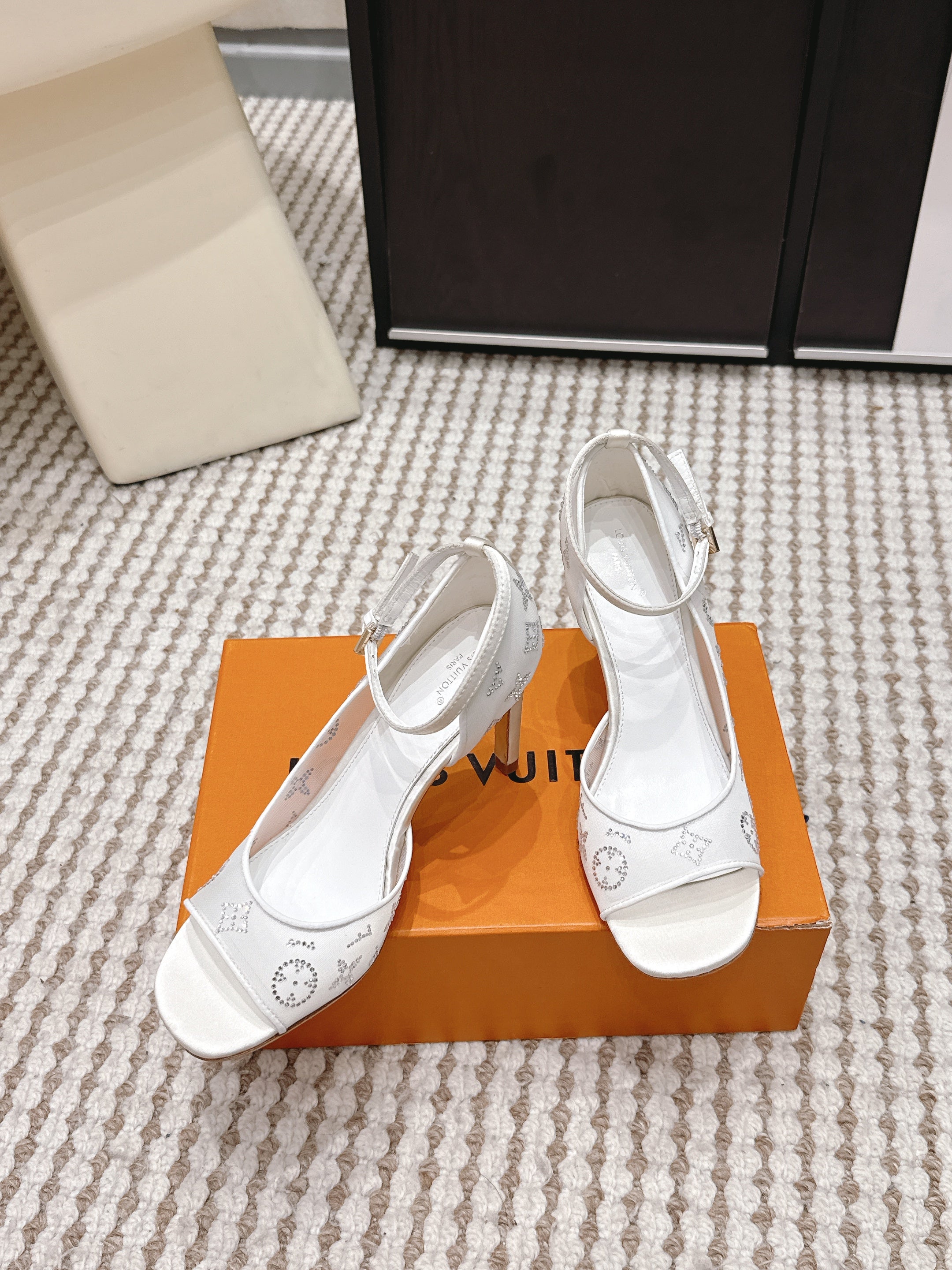 LV 26ss Peep-Toe Sandals 85 White Mesh 663223