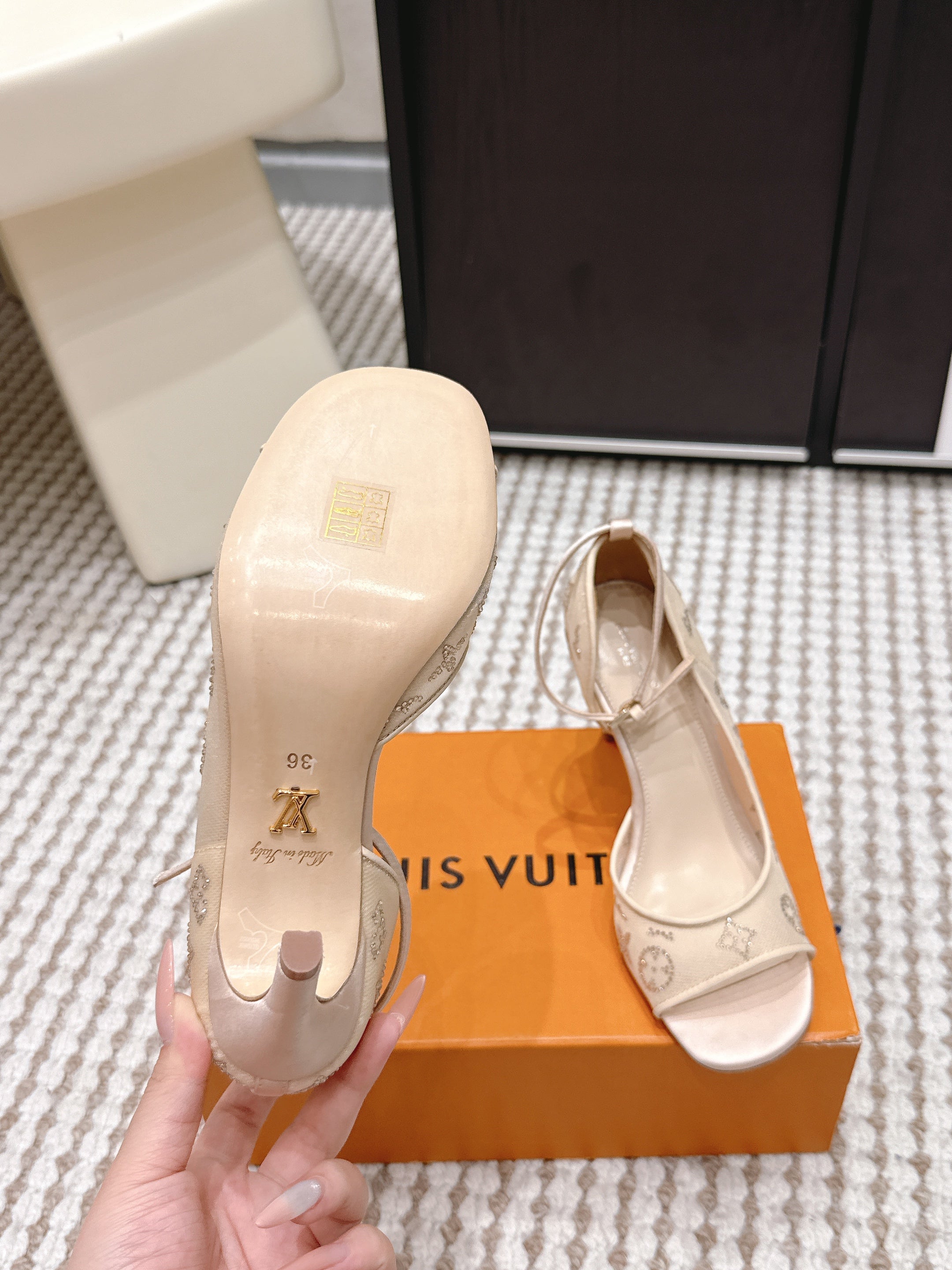 LV 26ss Peep-Toe Sandals 85 Beige Mesh 663224