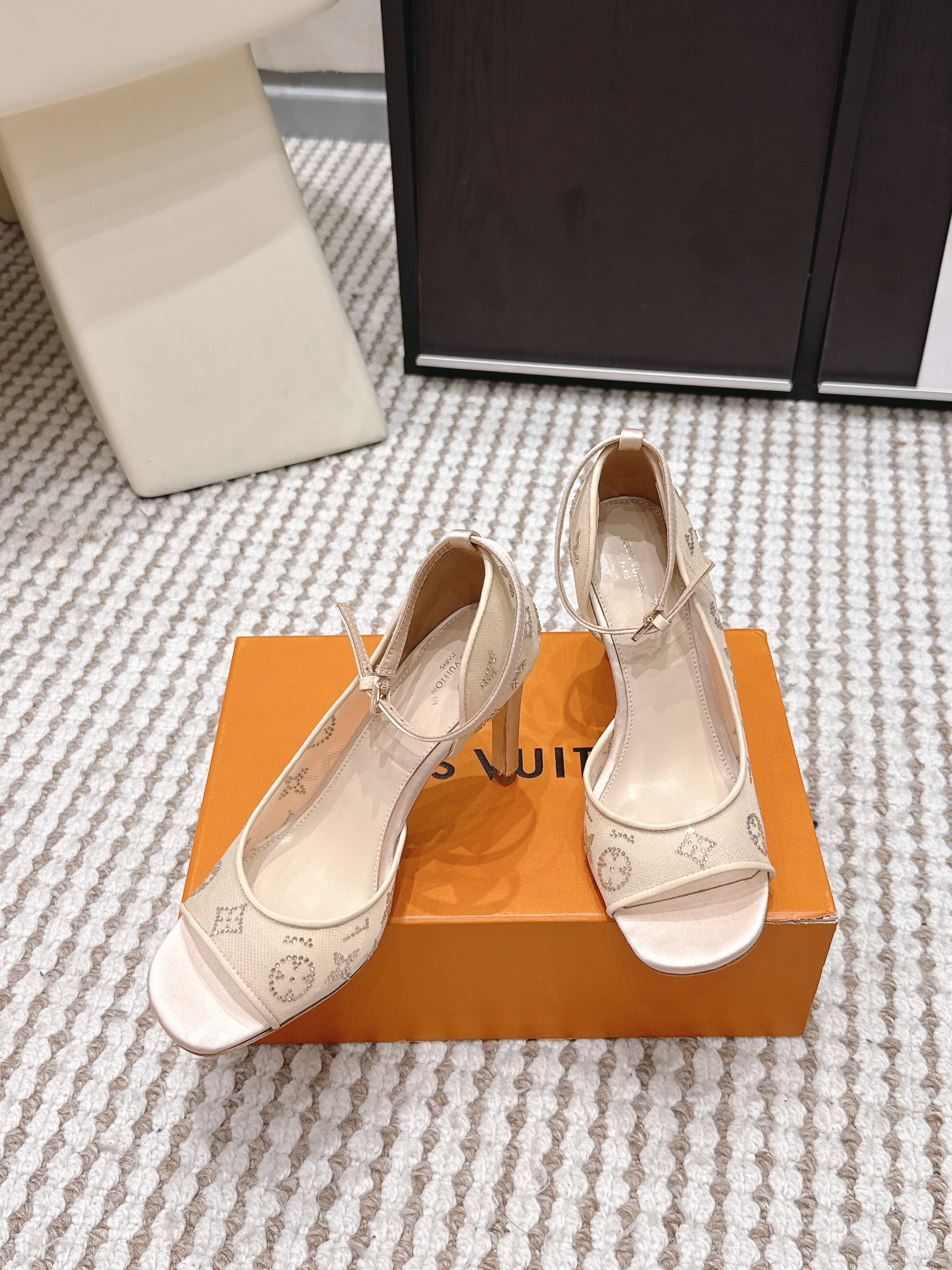 LV 26ss Peep-Toe Sandals 85 Beige Mesh 663224