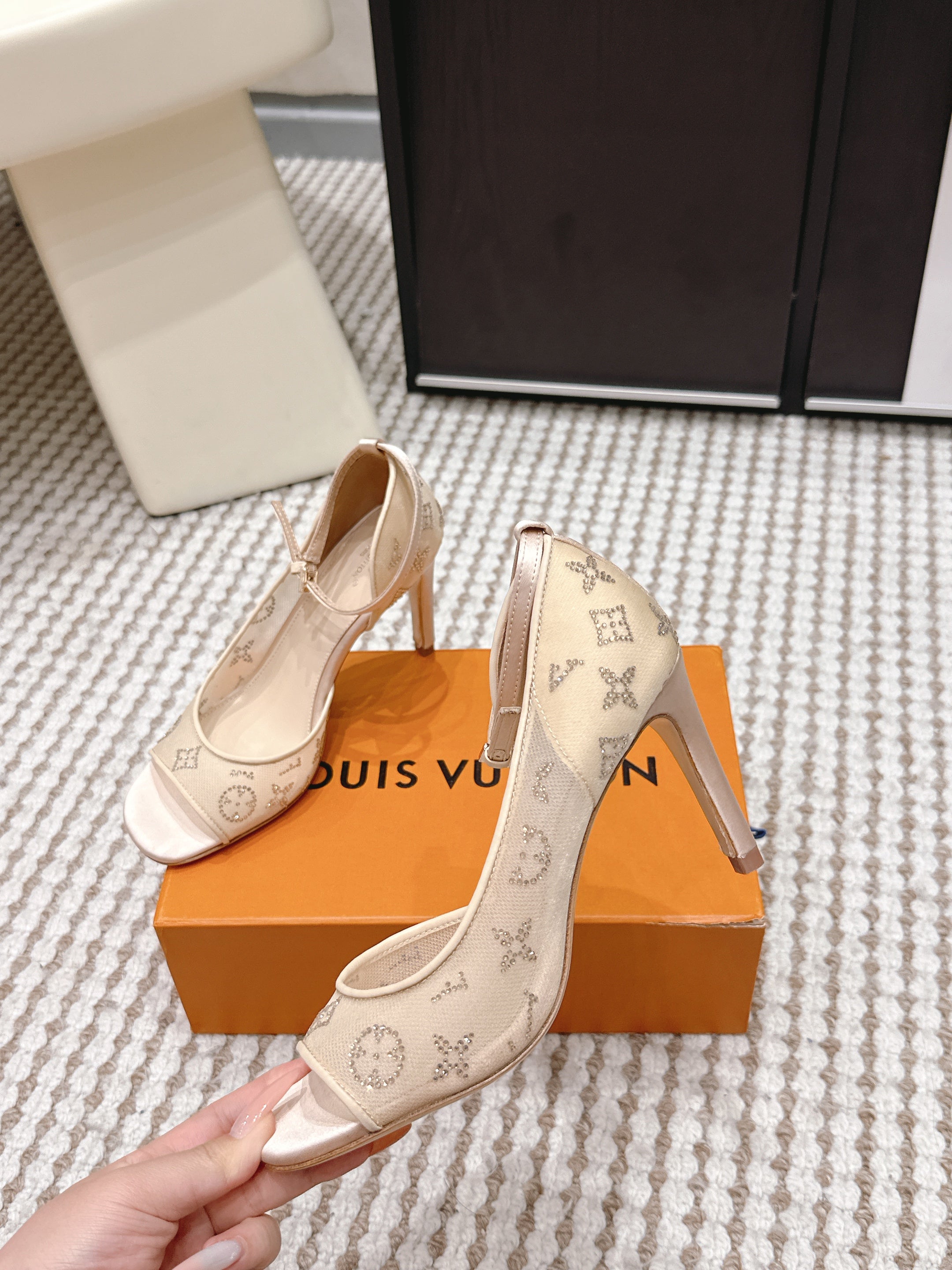 LV 26ss Peep-Toe Sandals 85 Beige Mesh 663224
