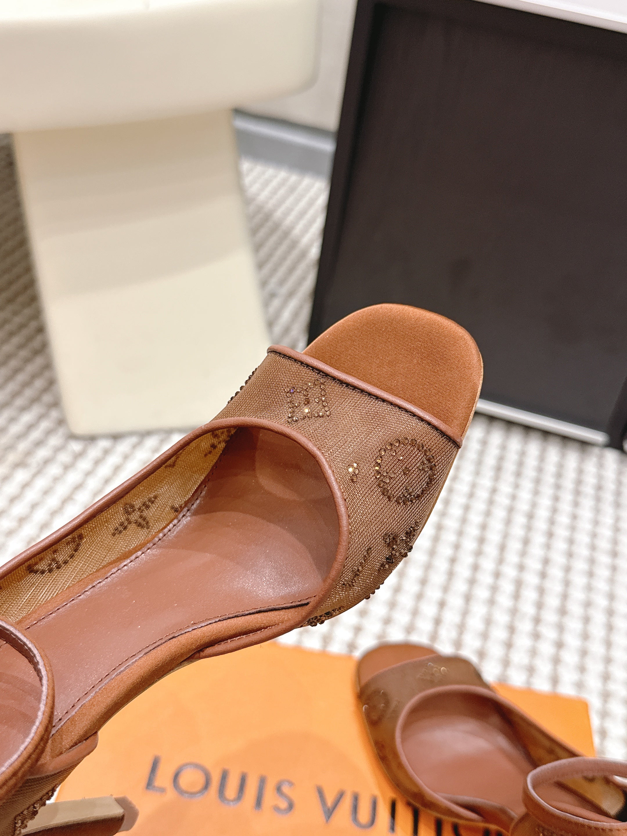 LV 26ss Peep-Toe Sandals 85 Brown Mesh 663225