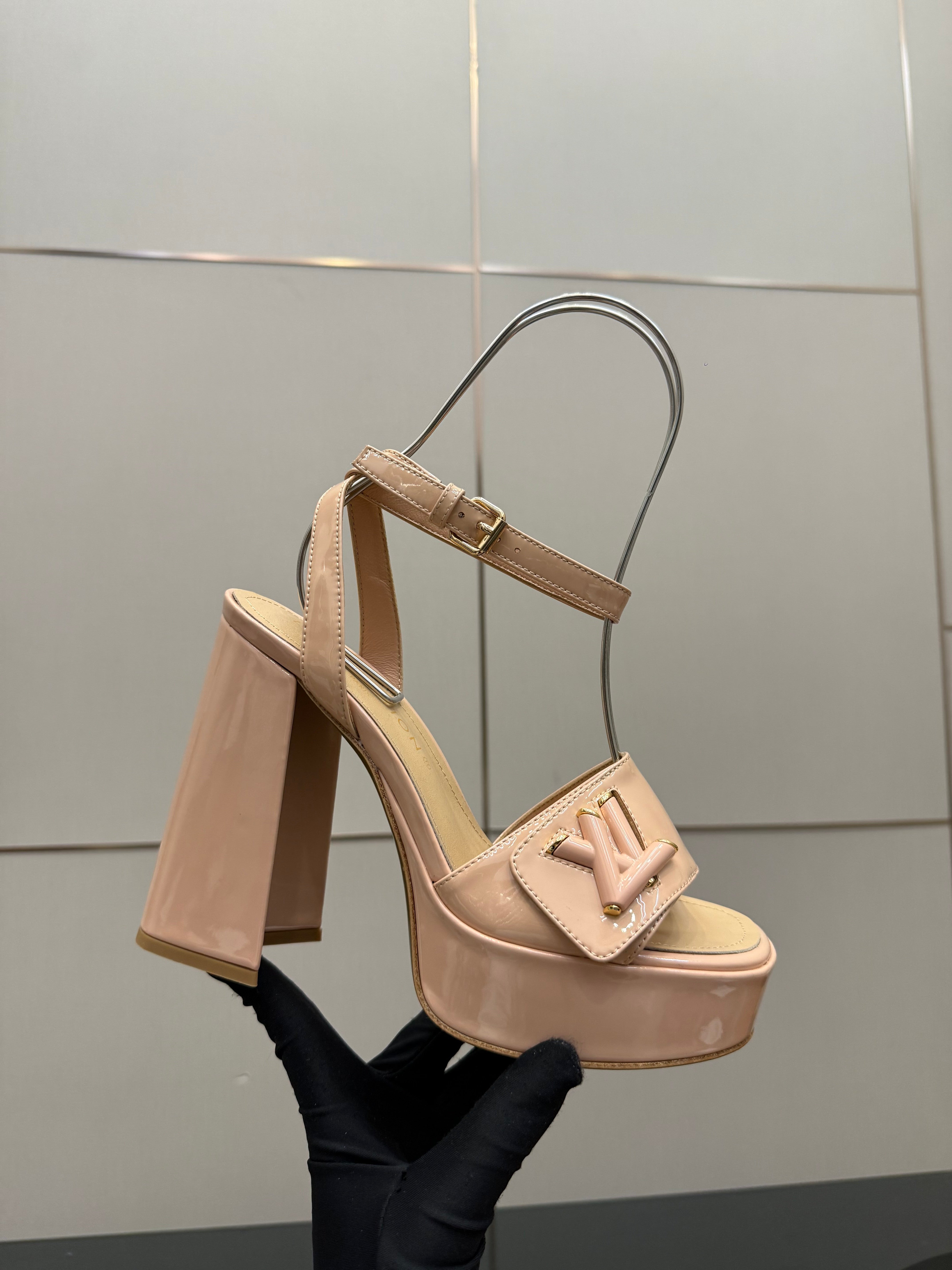 LV 26ss Platform Sandals 110 Beige Patent Leather 629615