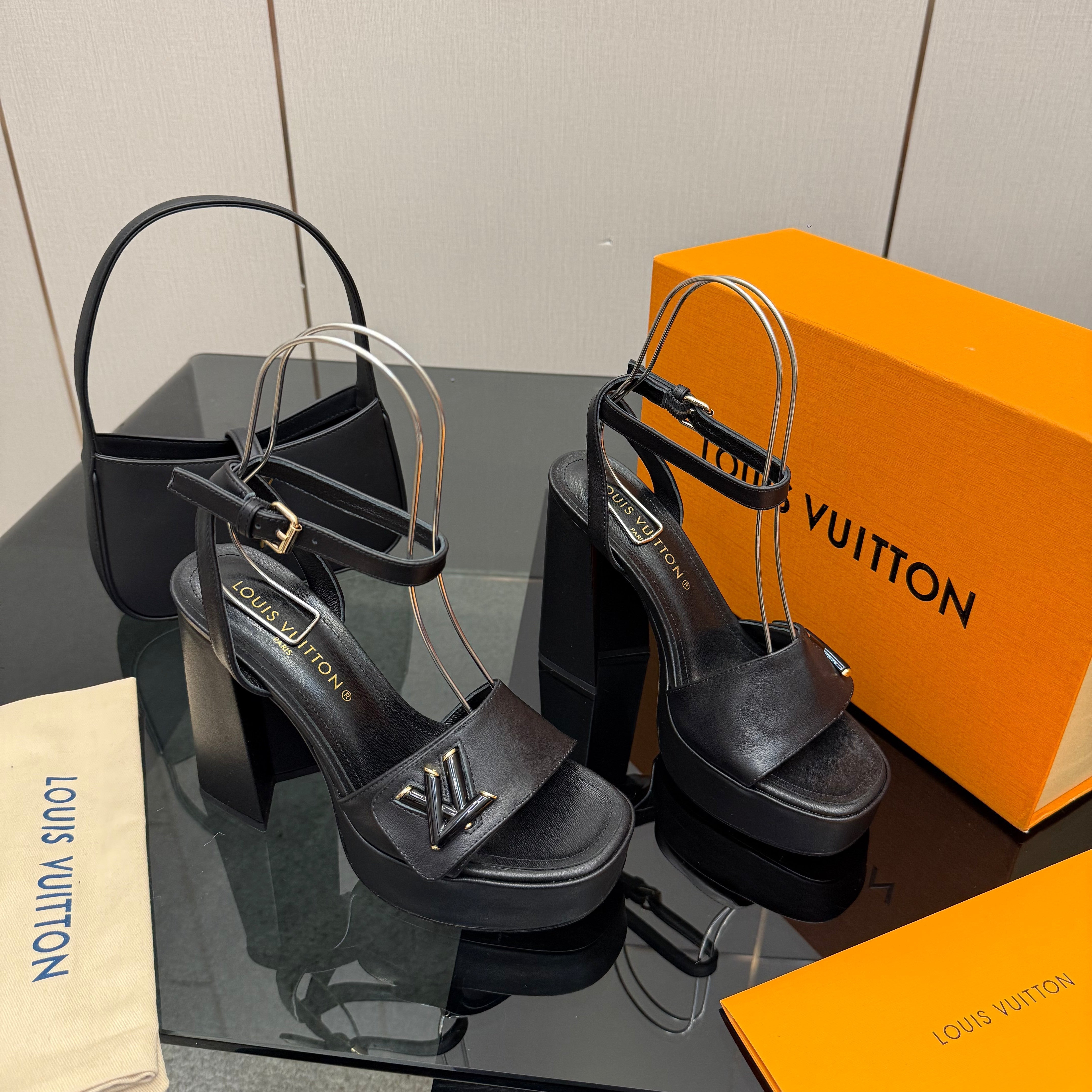 LV 26ss Platform Sandals 110 Black Leather 629619