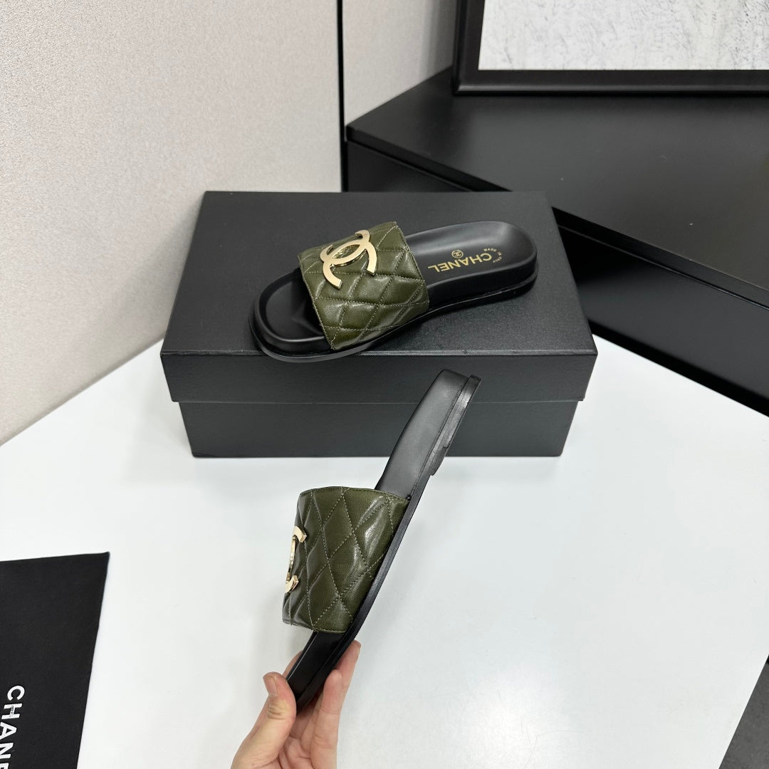 Chanel 2026 Double-C Gold Flat Slippers Cowhide Sheepskin 822822