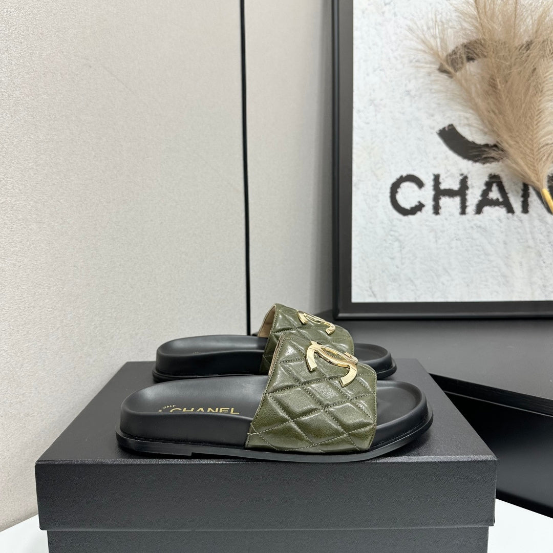 Chanel 2026 Double-C Gold Flat Slippers Cowhide Sheepskin 822822
