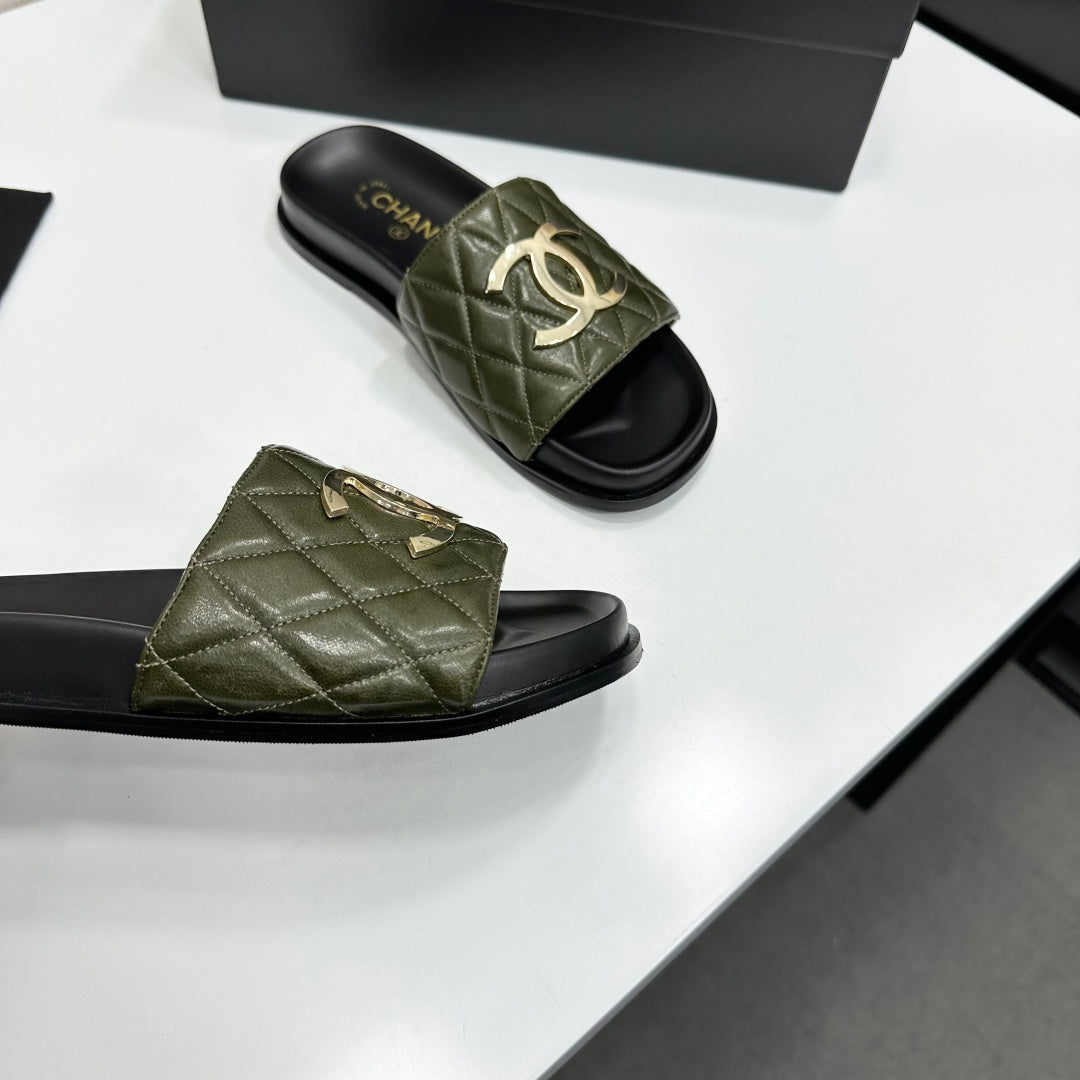 Chanel 2026 Double-C Gold Flat Slippers Cowhide Sheepskin 822822