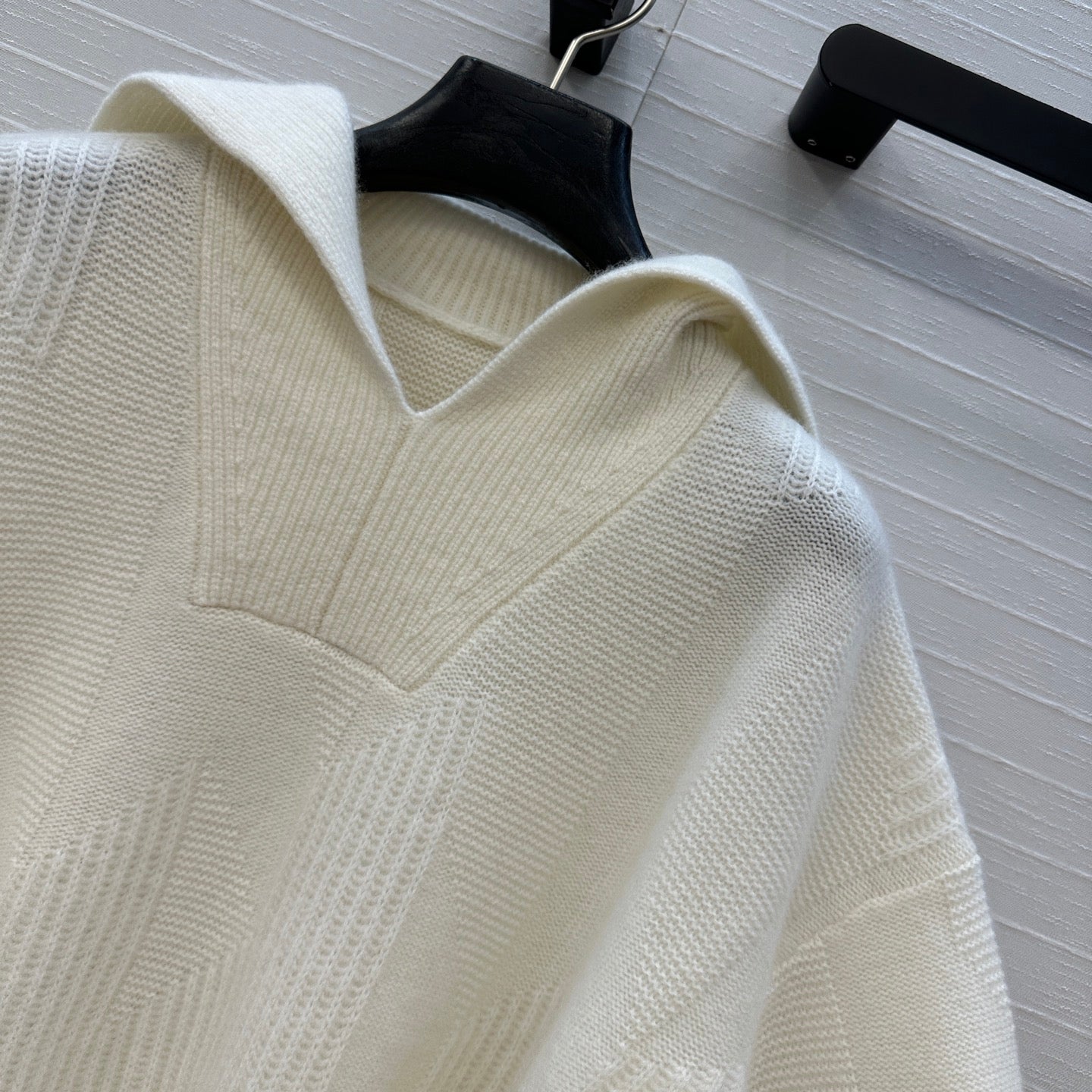 HM 25 White Cashmere Jacquard Sweater 02654