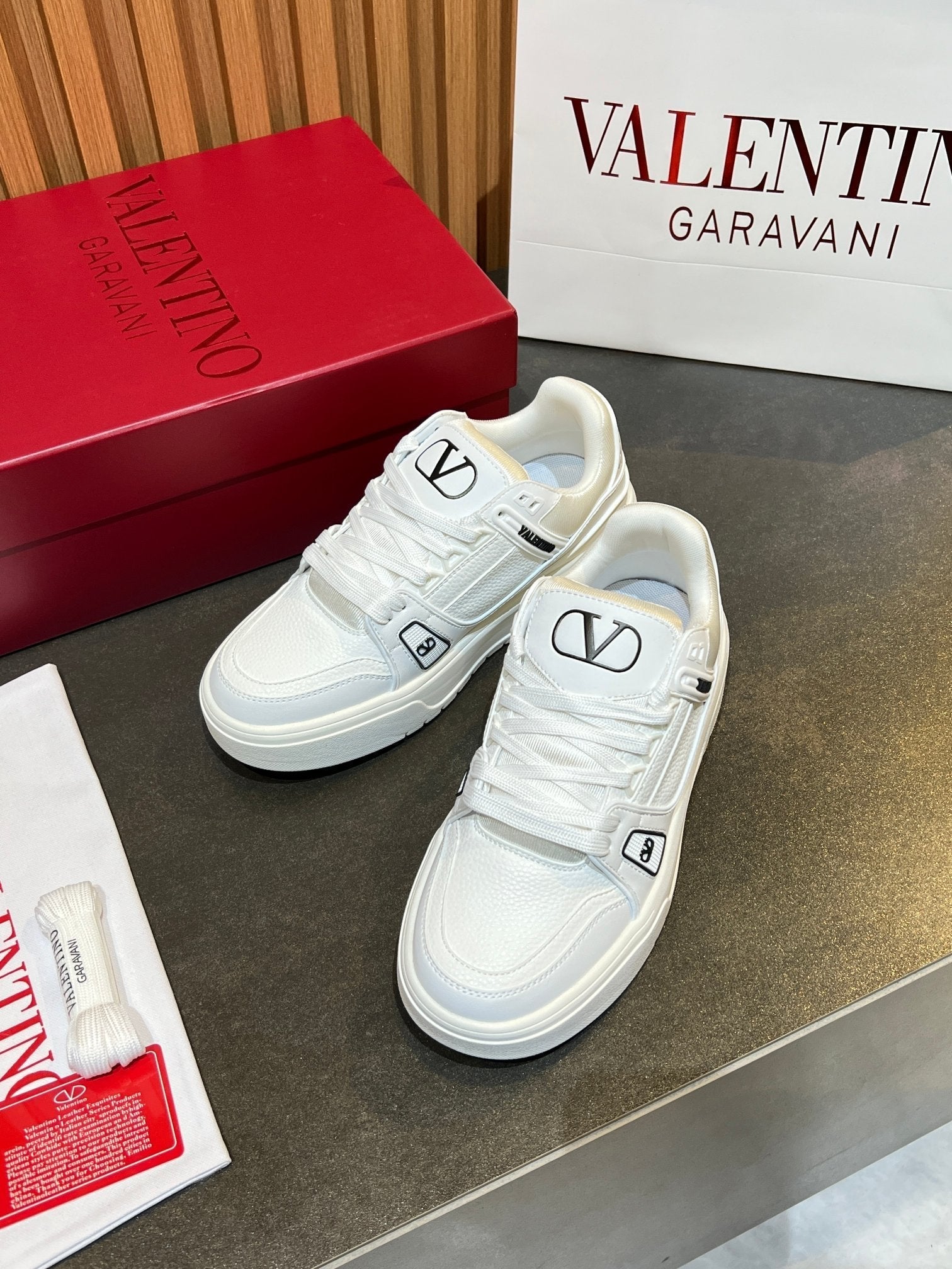 VT 25S Couple Sneakers White Calfskin 563122