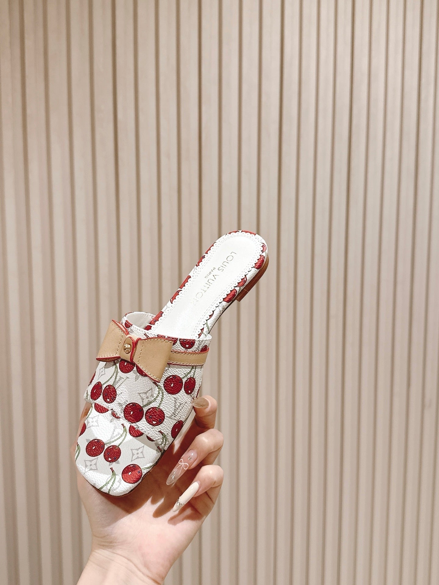 LV 26ss Slippers White Red Genuine Leather 656915