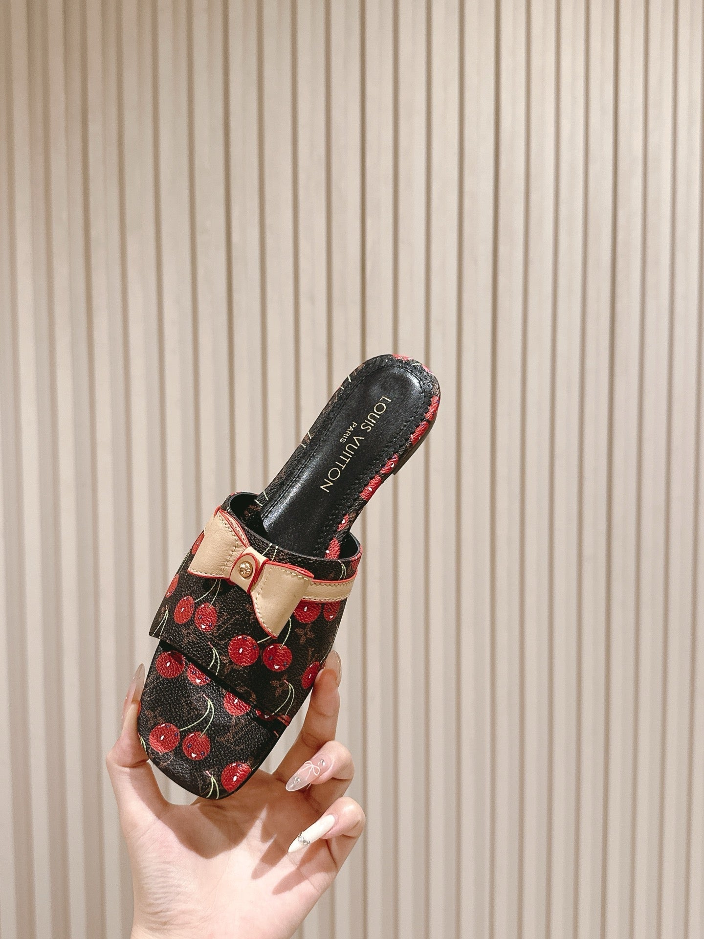 LV 26ss Slippers Black Red Genuine Leather 656914