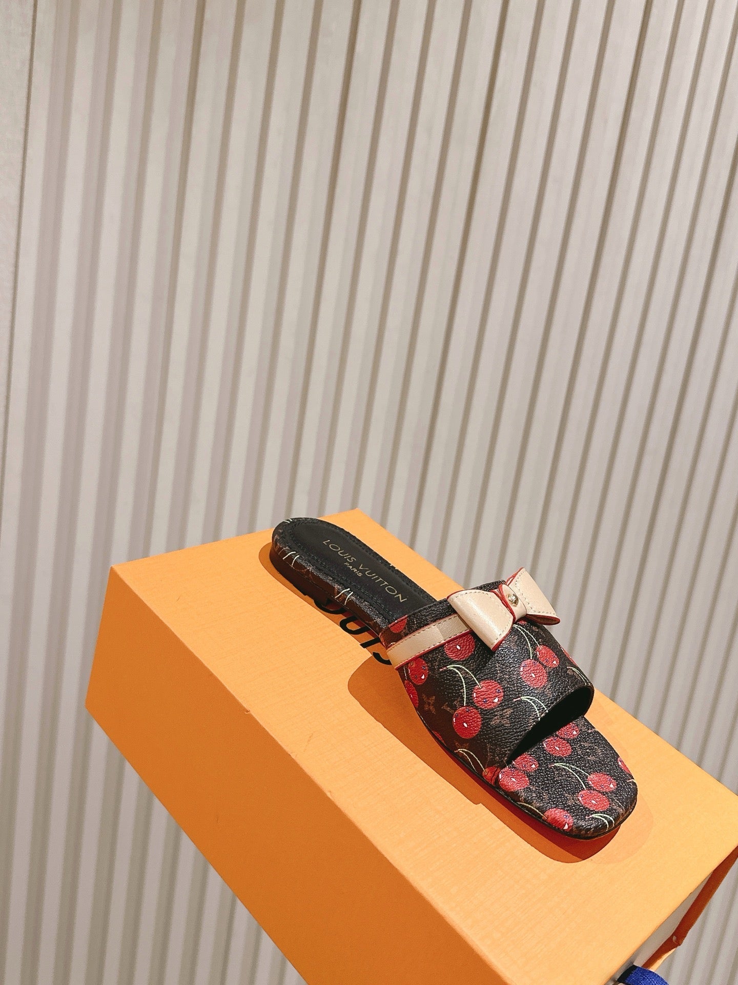 LV 26ss Slippers Black Red Genuine Leather 656914