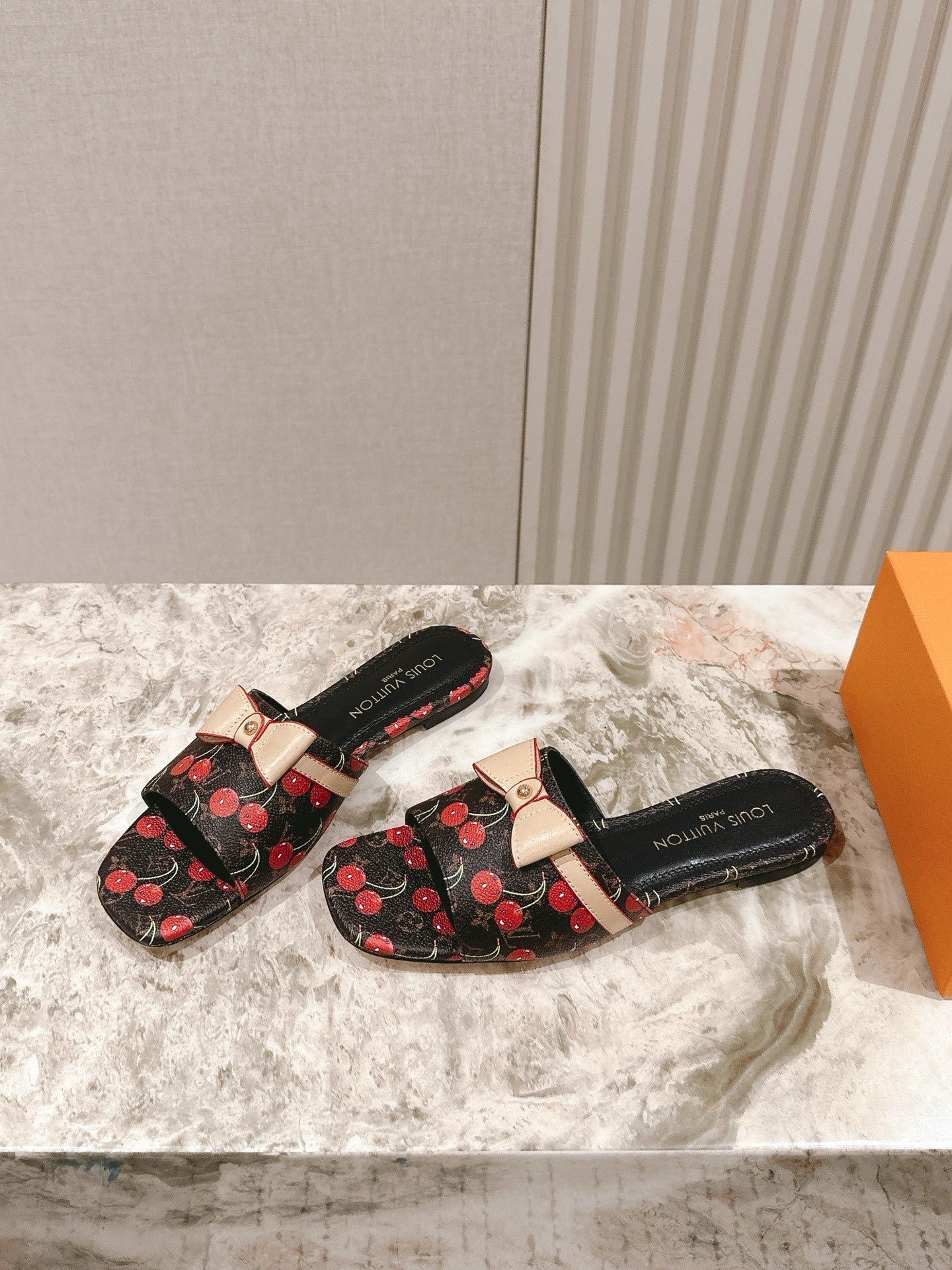 LV 26ss Slippers Black Red Genuine Leather 656914