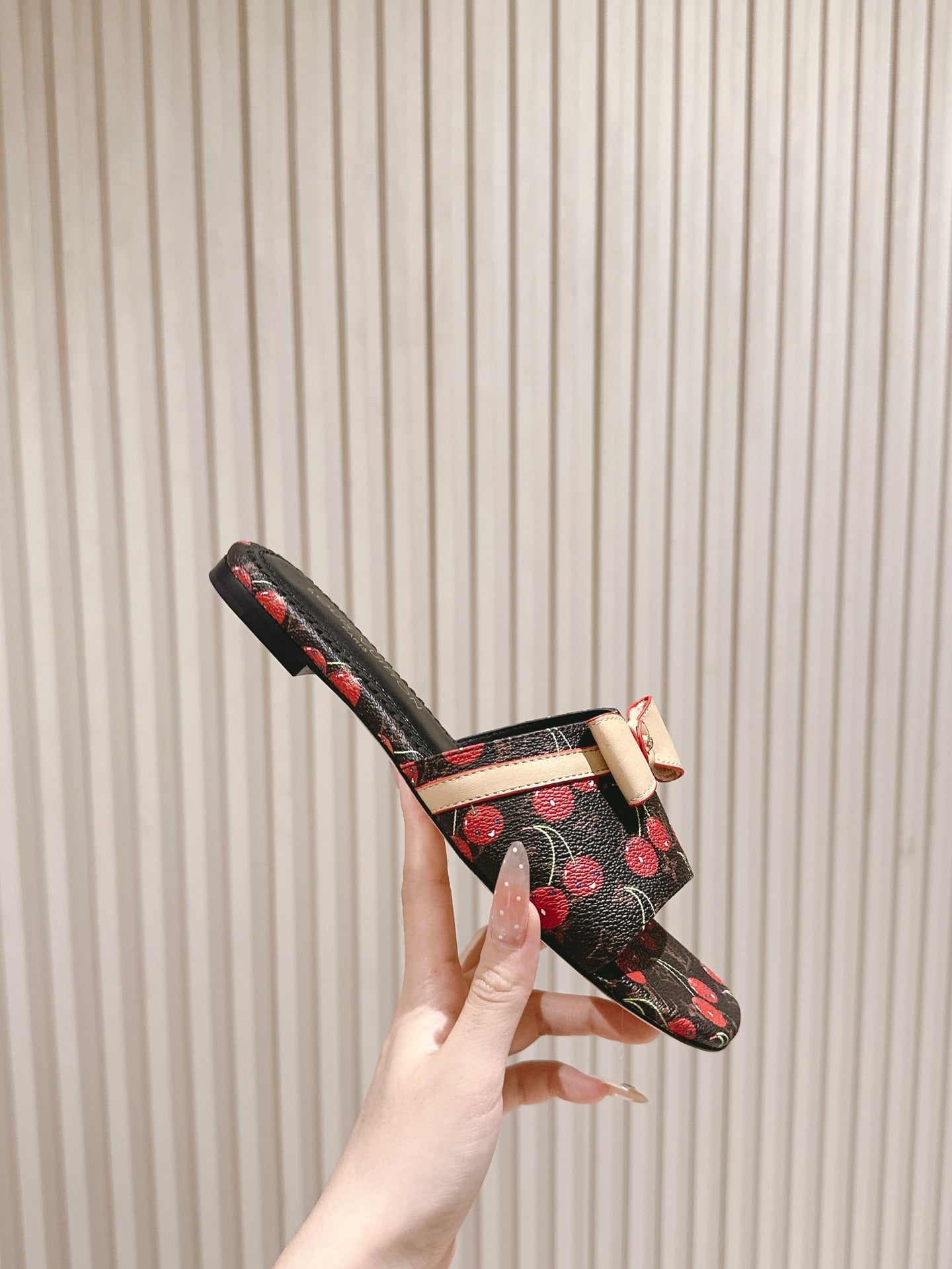 LV 26ss Slippers Black Red Genuine Leather 656914