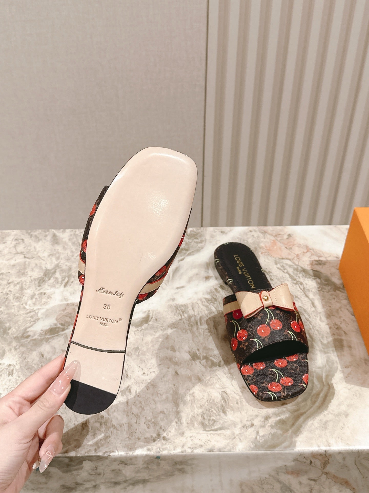 LV 26ss Slippers Black Red Genuine Leather 656914