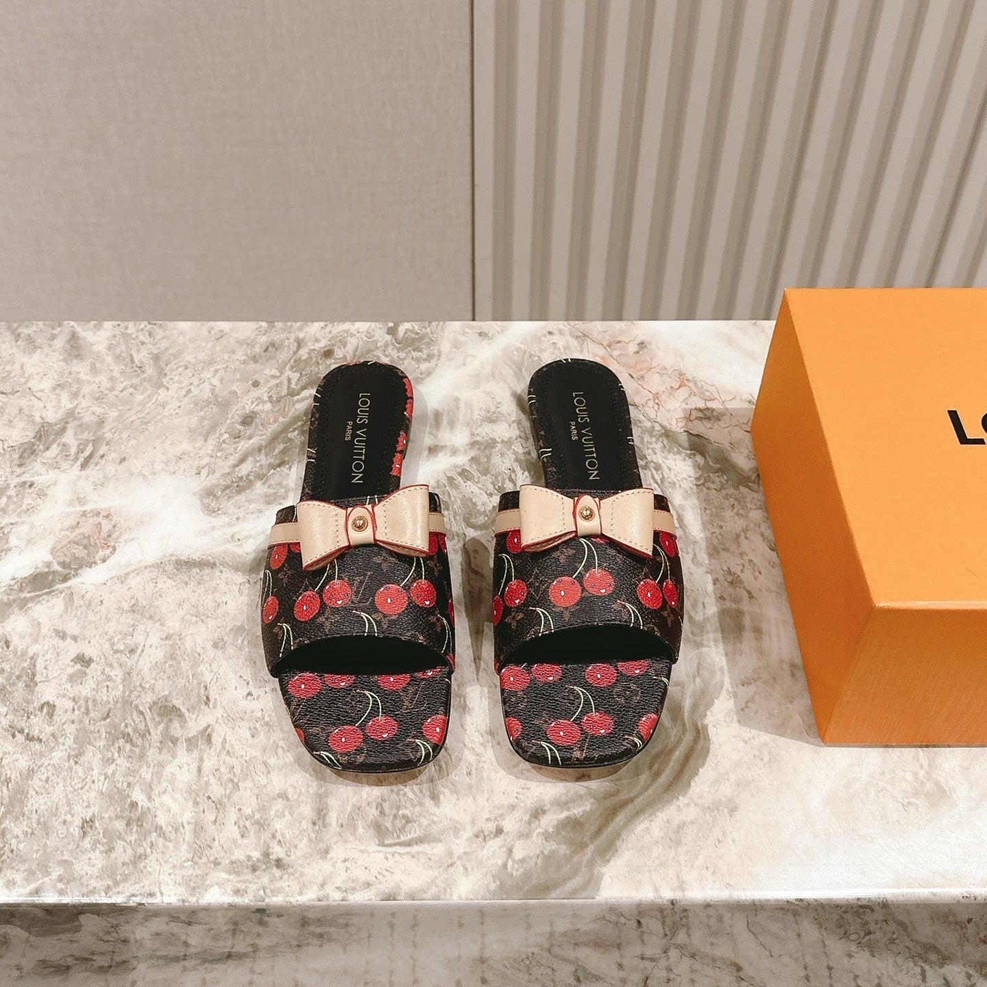 LV 26ss Slippers Black Red Genuine Leather 656914