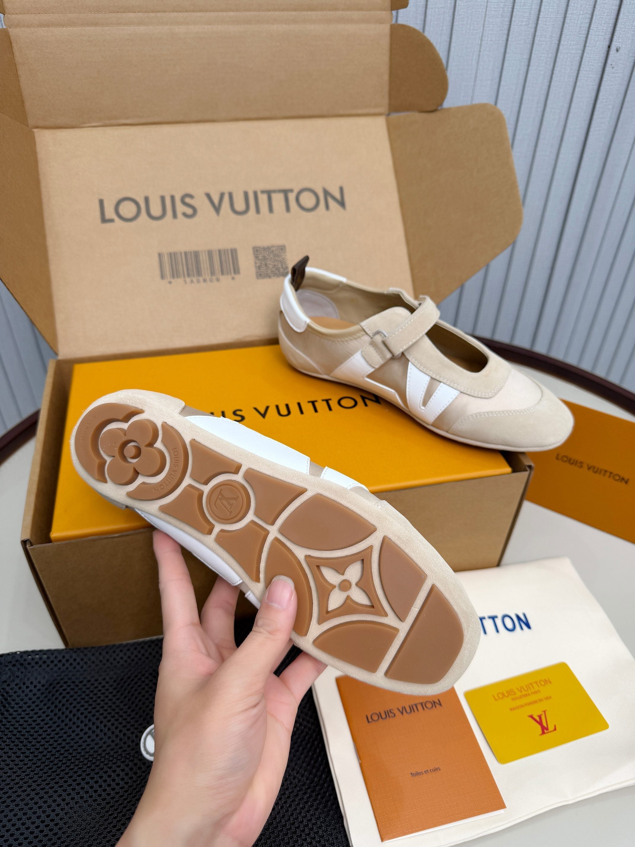 LV 26ss Sneakerina Mary Jane Beige White Suede Cowhide 674024