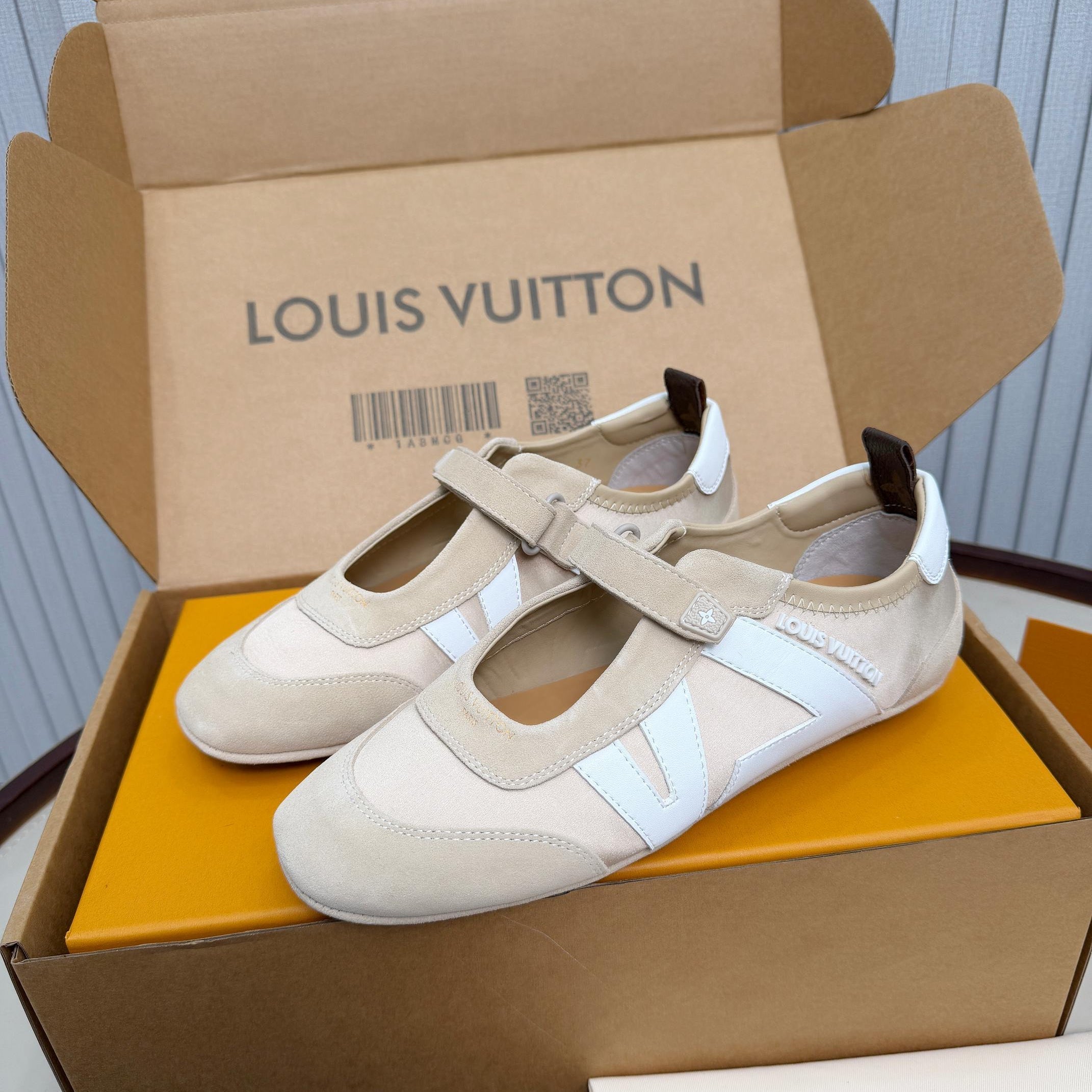 LV 26ss Sneakerina Mary Jane Beige White Suede Cowhide 674024
