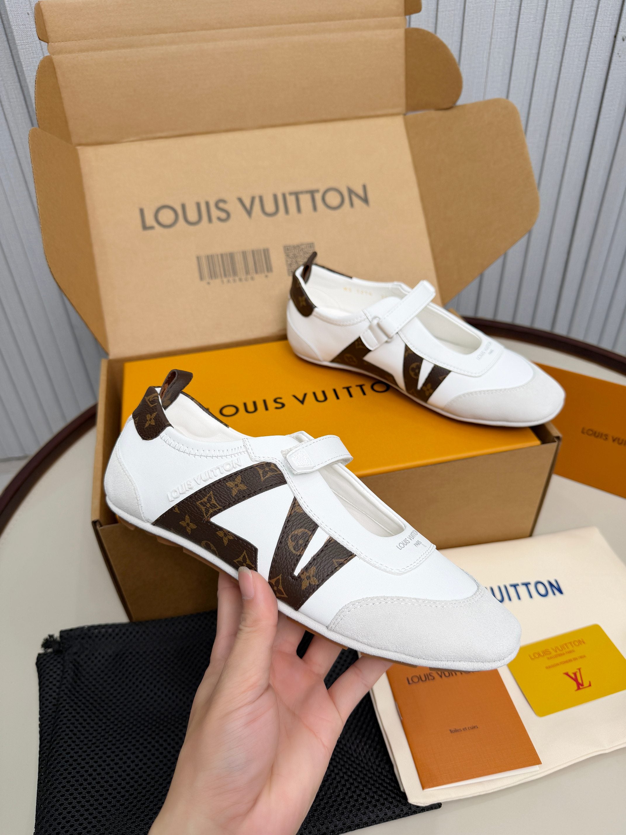 LV 26ss Sneakerina Mary Jane White Brown Suede Cowhide 674025