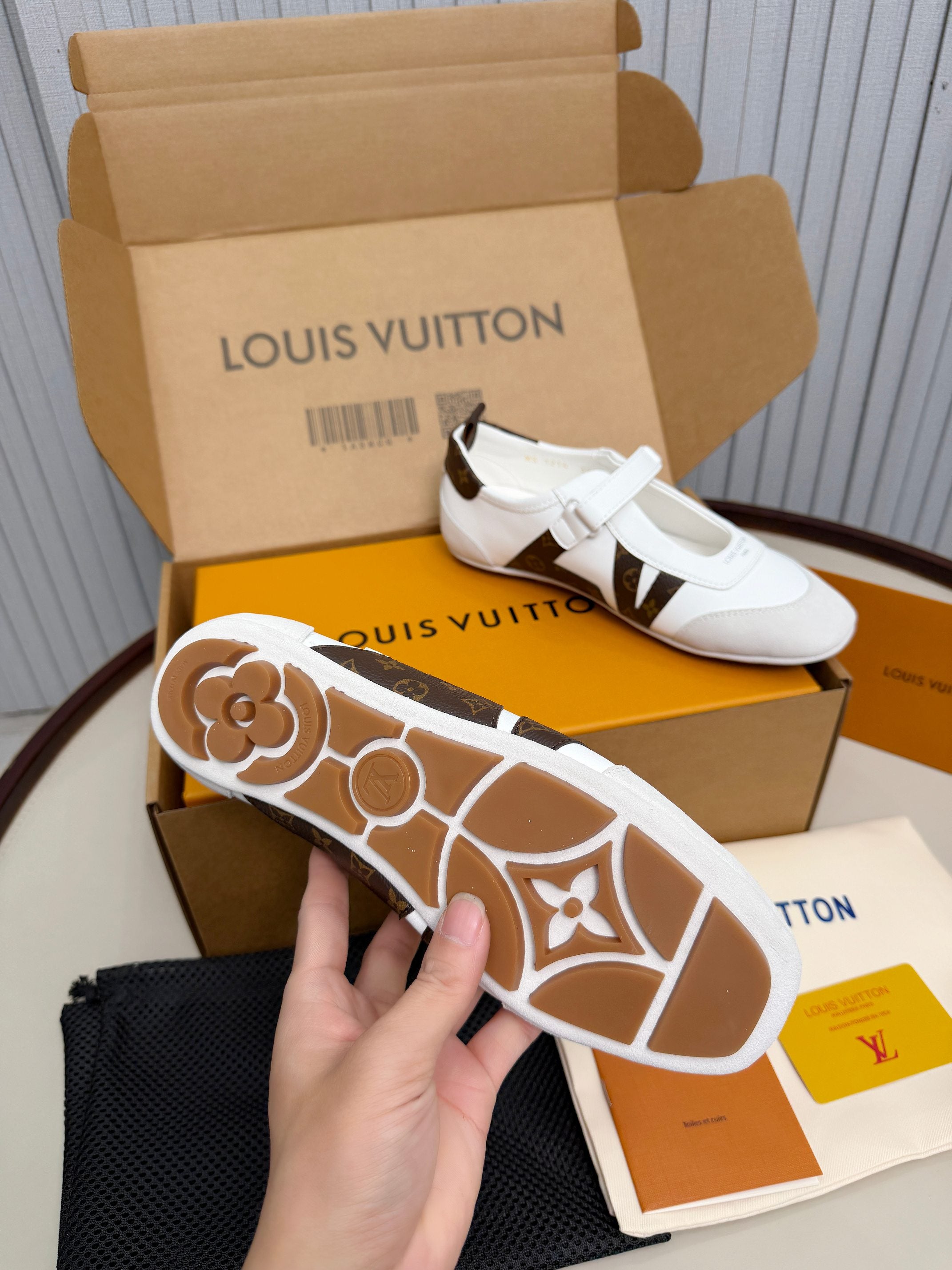 LV 26ss Sneakerina Mary Jane White Brown Suede Cowhide 674025