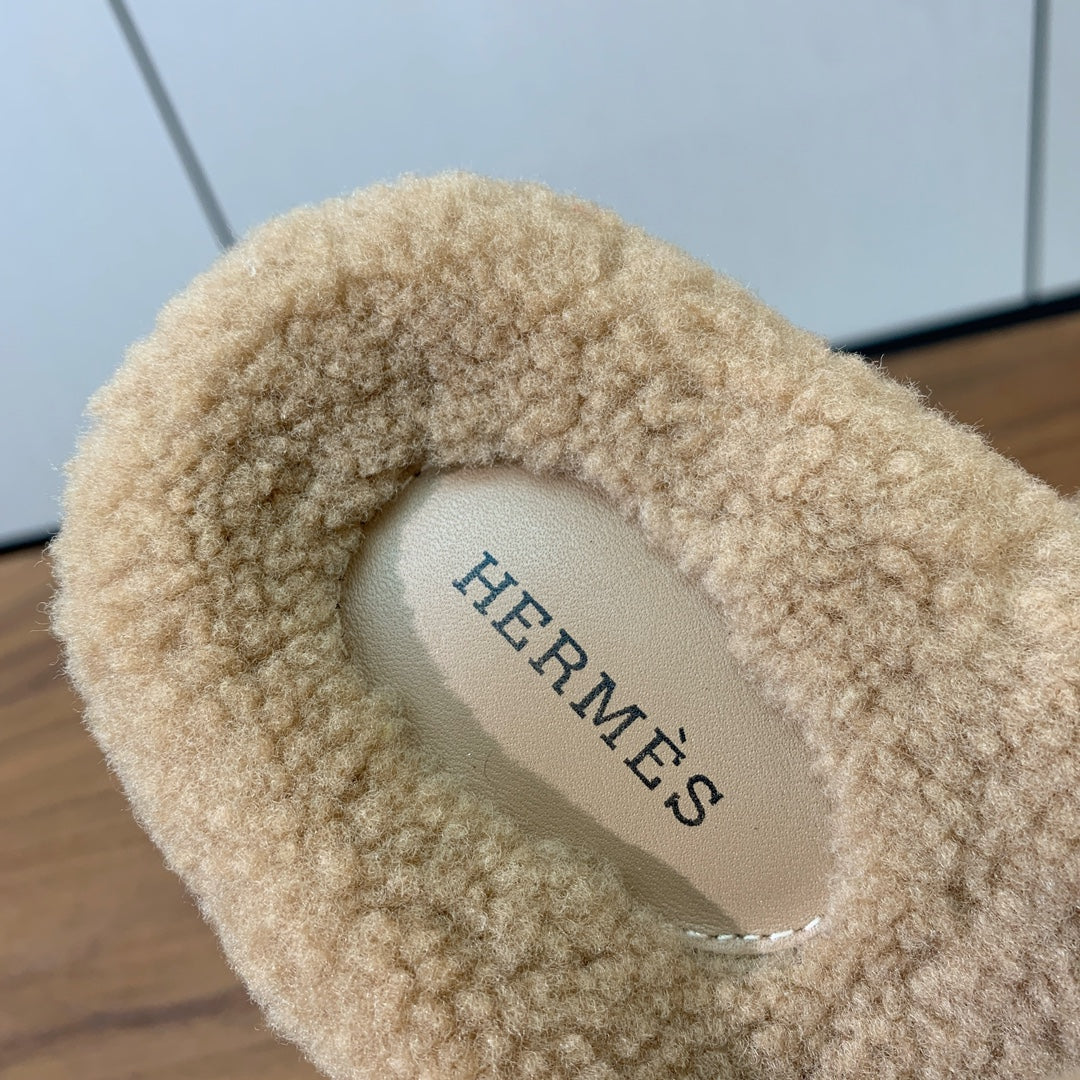 HM Chypre Sandal In Dark Beige Lamb Wool  984181