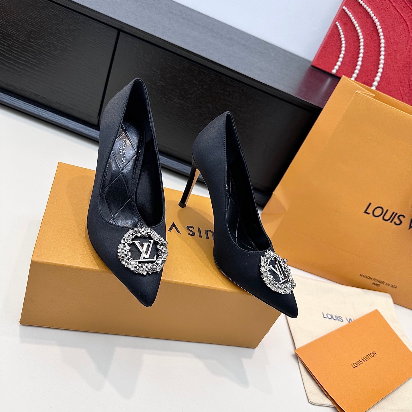 LV 26s  Pointed-Toe High Heels 95 Black Premium Satin 622452