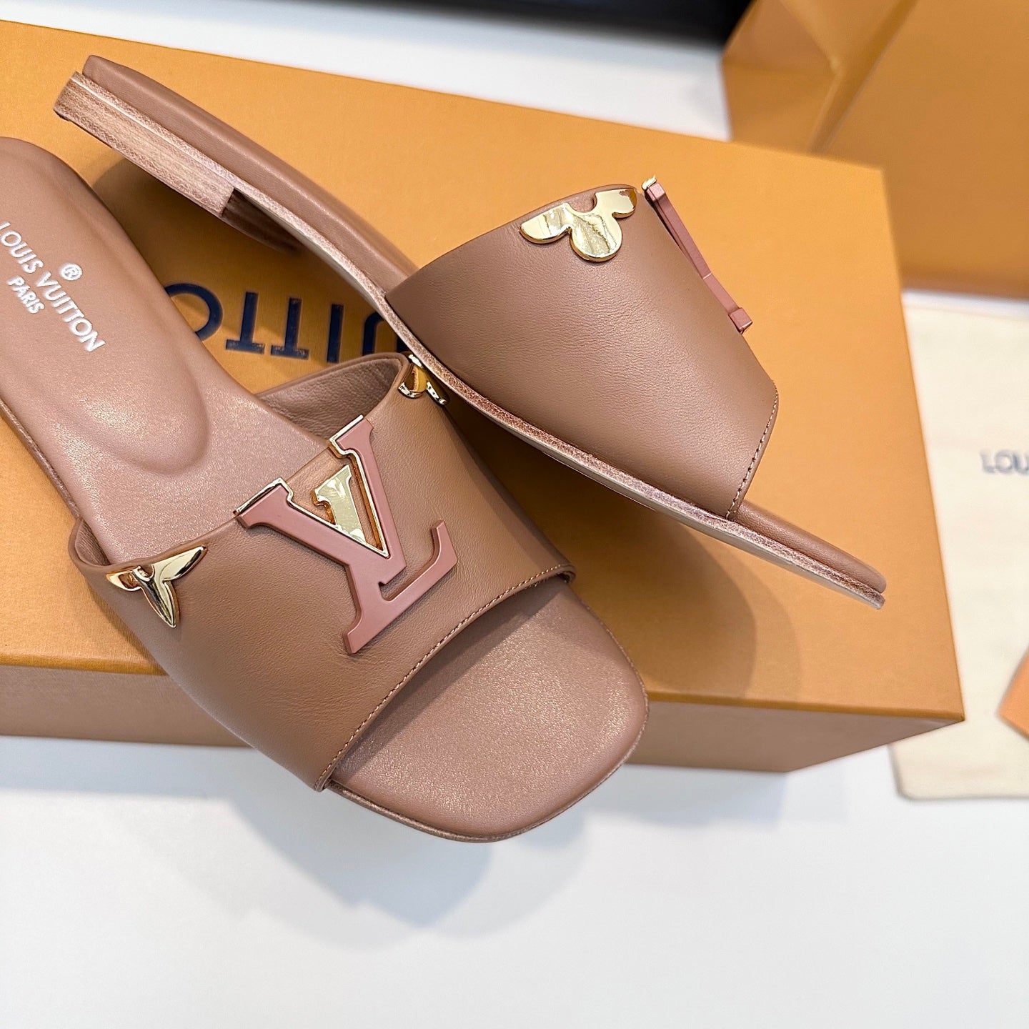 LV 26s V-Buck Sandals Light Brown Calfskin 622395
