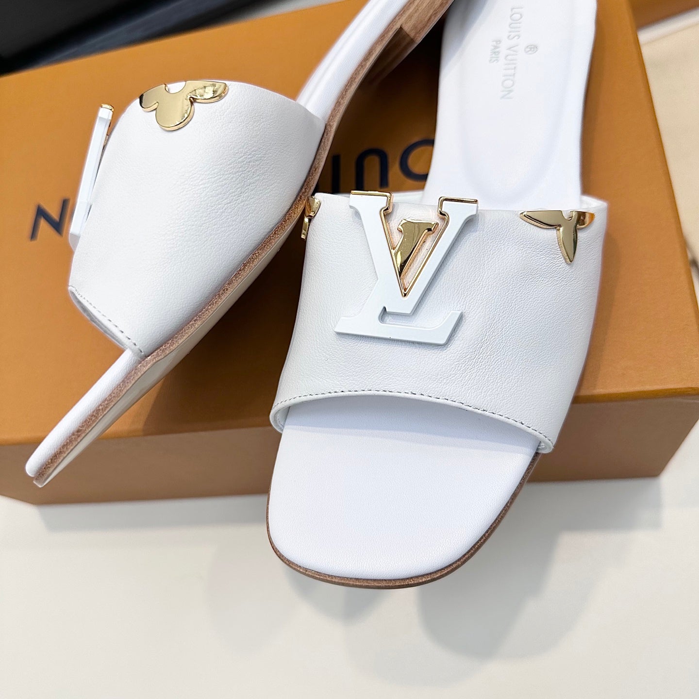 LV 26s V-Buck Sandals White Calfskin 622397