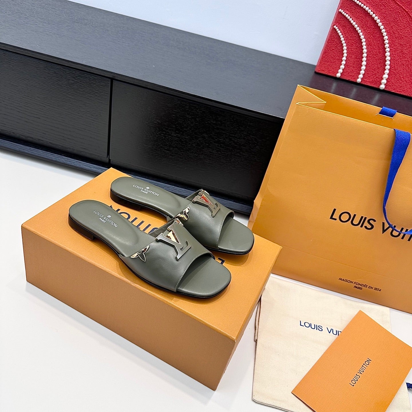 LV 26s V-Buck Sandals Moss Green Calfskin 622399