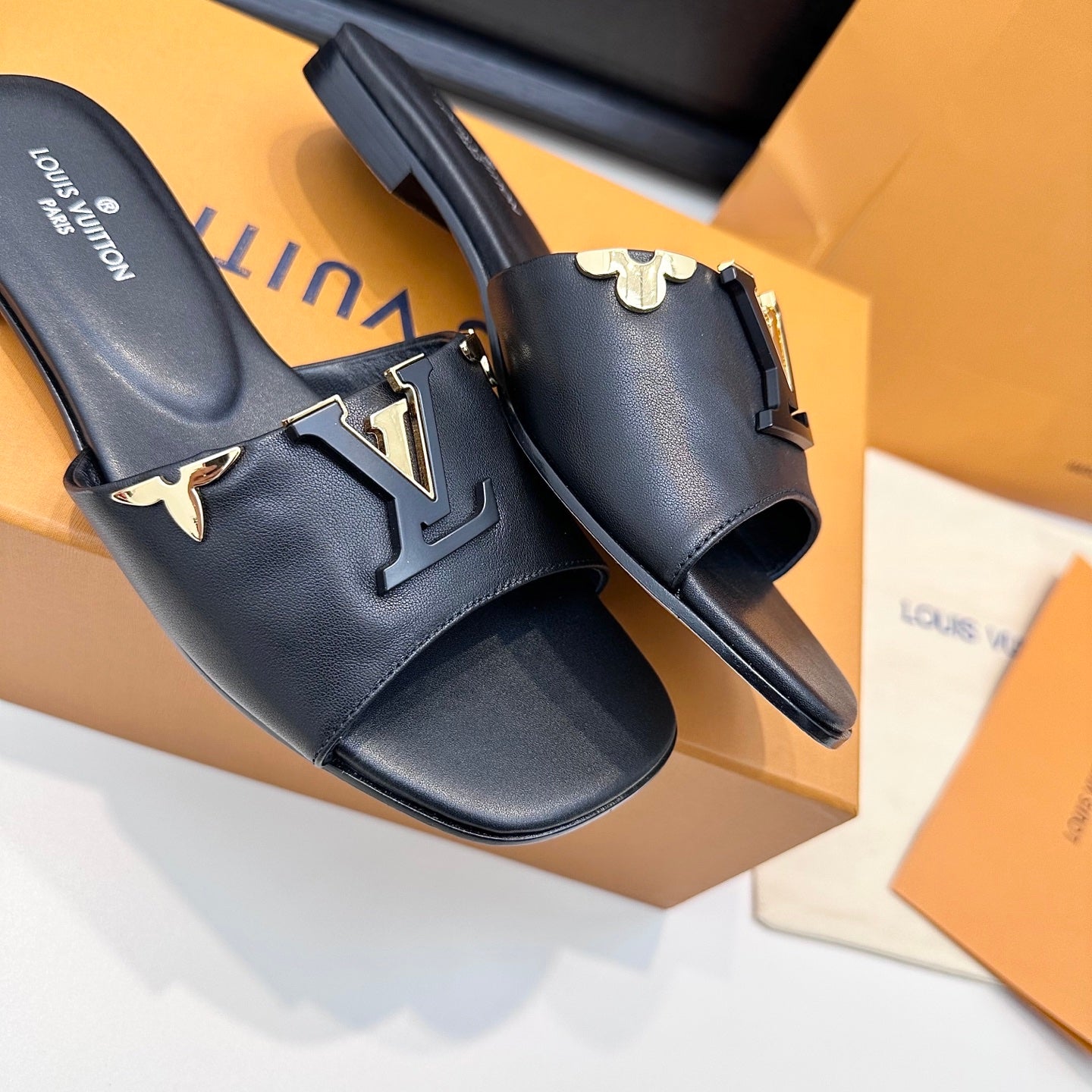 LV 26s V-Buck Sandals Black Calfskin 622409